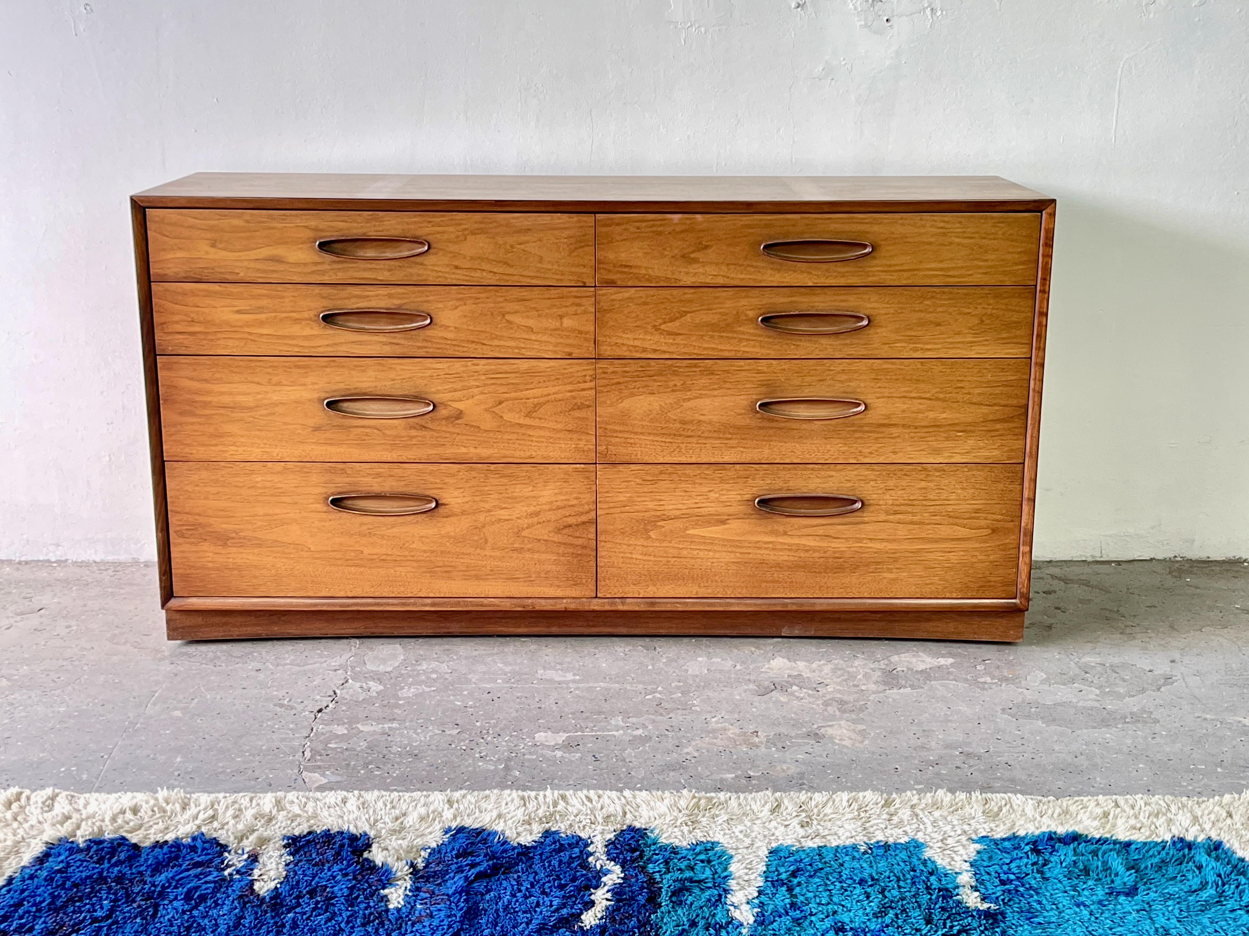 Very Cool Mid-Century Modern Henredon circa 60's Lowboy Low Dresser In Good Condition In Las Vegas, NV