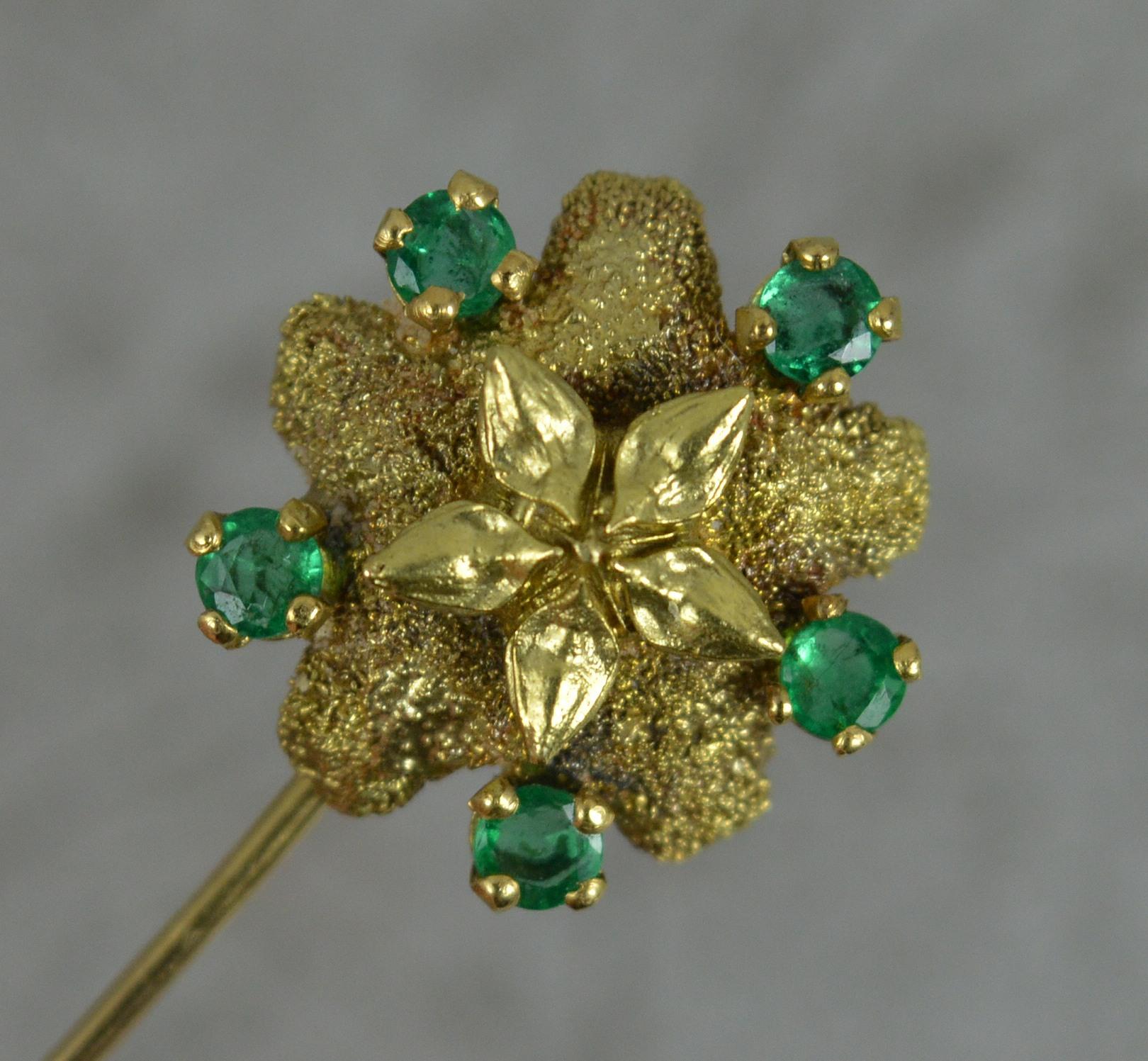 Round Cut Very Cool Vintage 18 Carat Gold and Emerald Flower or Star Head Pin