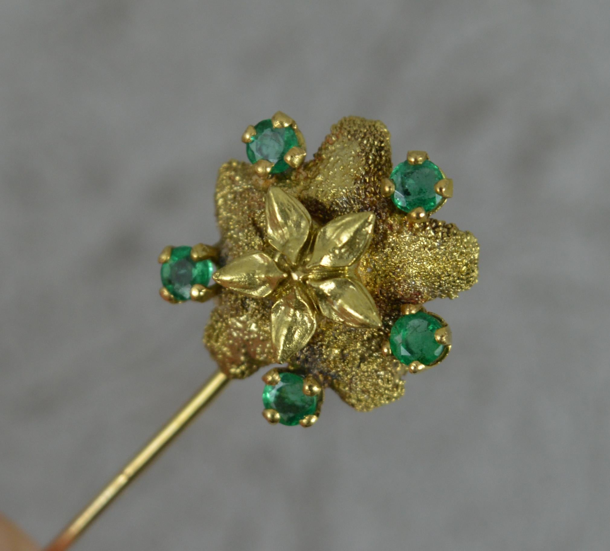 Very Cool Vintage 18 Carat Gold and Emerald Flower or Star Head Pin In Excellent Condition For Sale In St Helens, GB