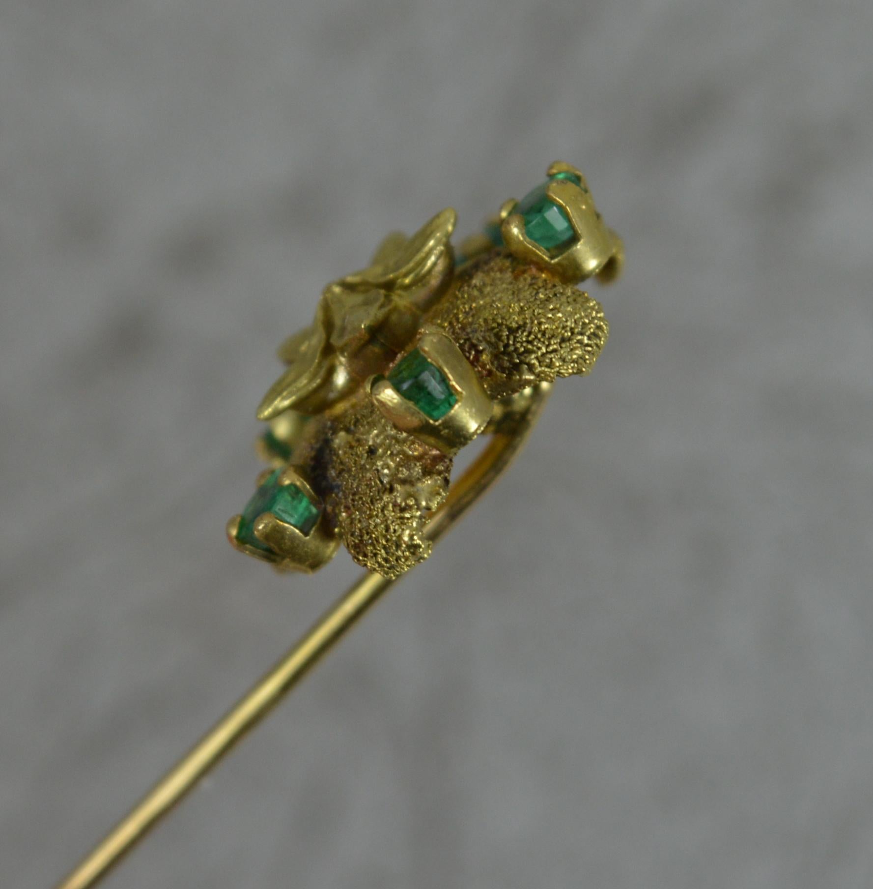 Women's Very Cool Vintage 18 Carat Gold and Emerald Flower or Star Head Pin For Sale