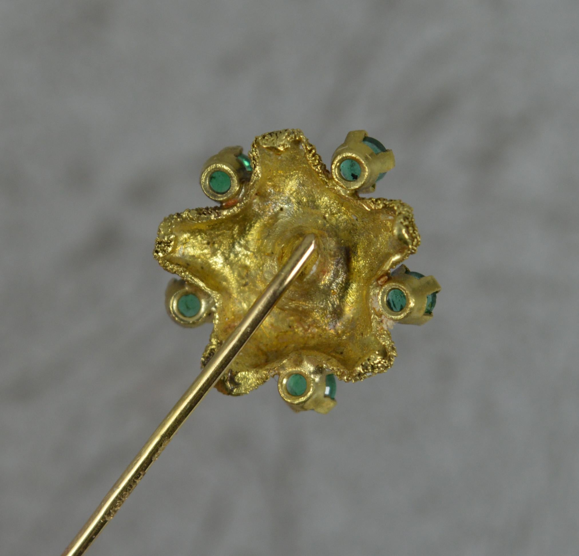 Very Cool Vintage 18 Carat Gold and Emerald Flower or Star Head Pin For Sale 1
