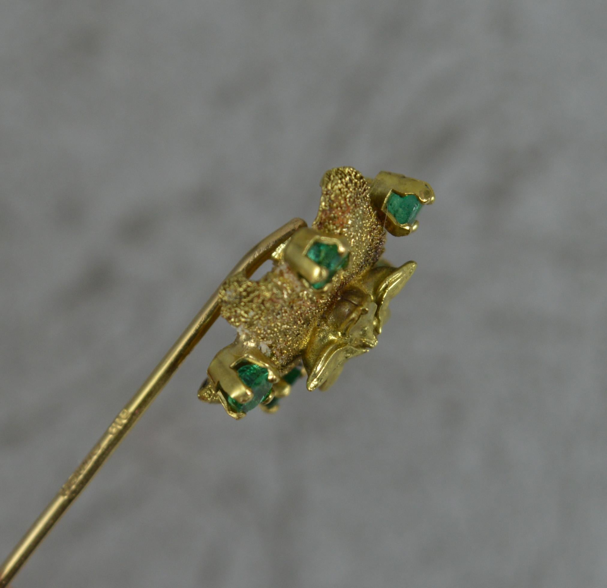 Very Cool Vintage 18 Carat Gold and Emerald Flower or Star Head Pin For Sale 2