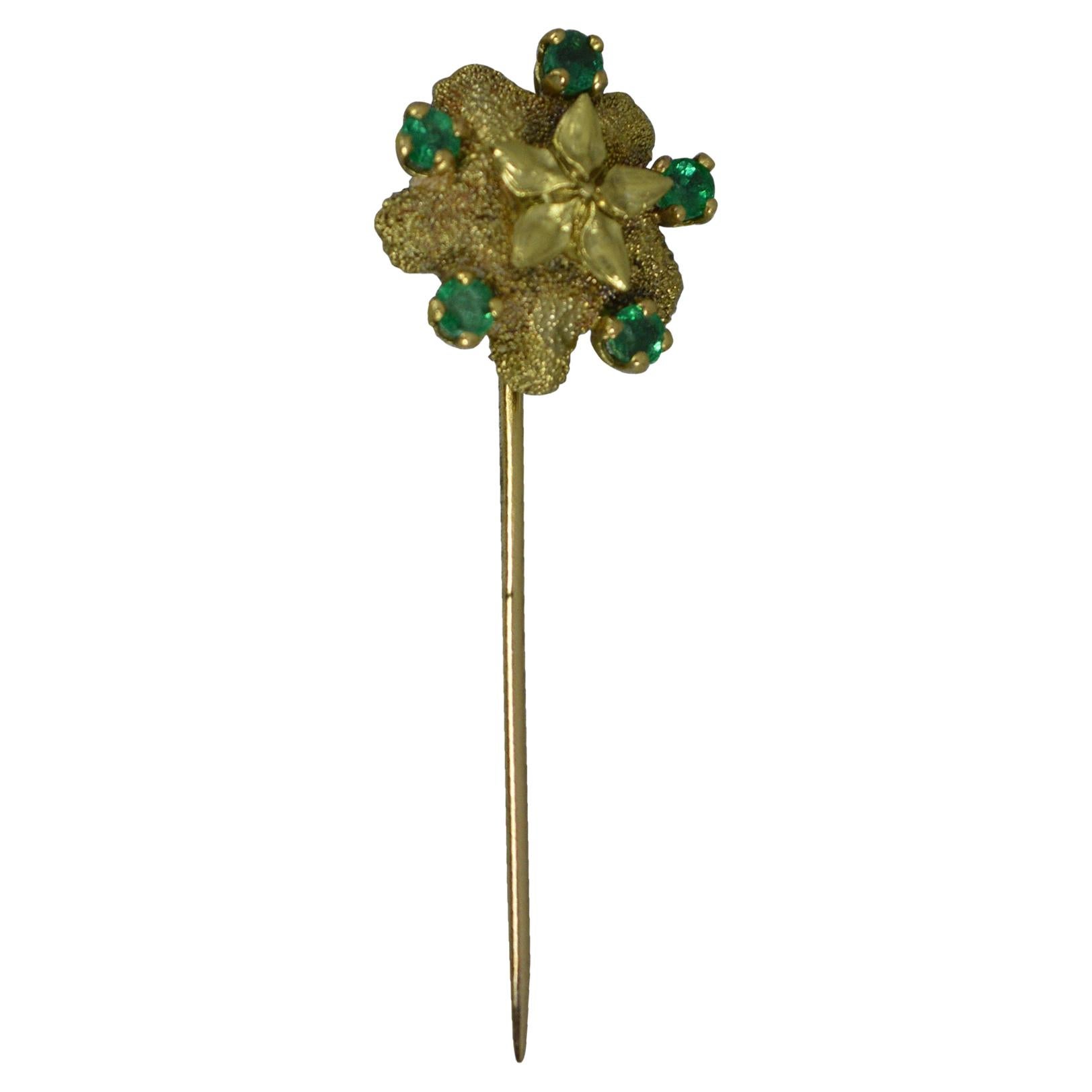 Very Cool Vintage 18 Carat Gold and Emerald Flower or Star Head Pin For Sale