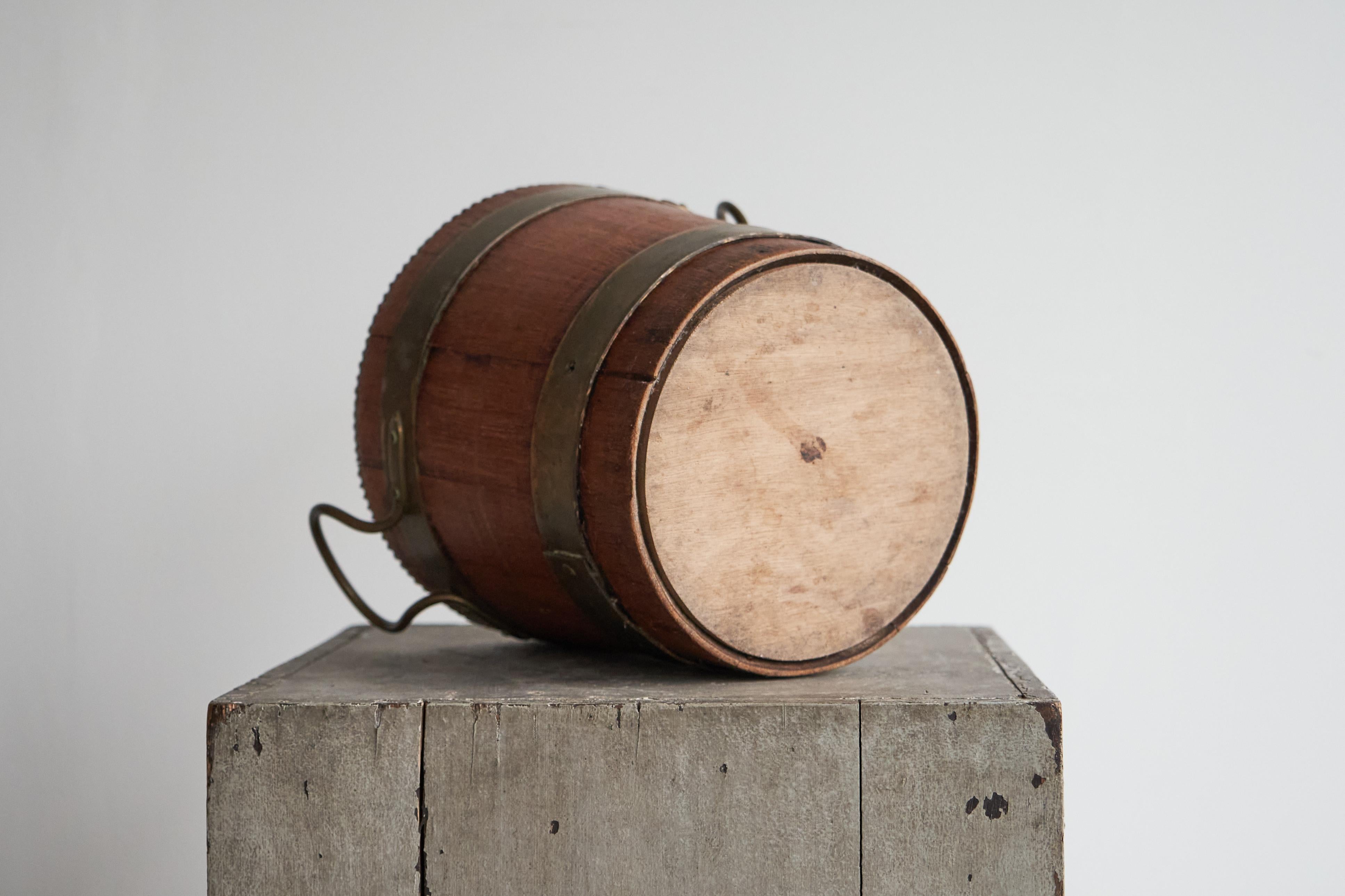 Dekorativer antiker Eimer oder Abfallpapierkorb aus Holz und patiniertem Messing im Angebot 1