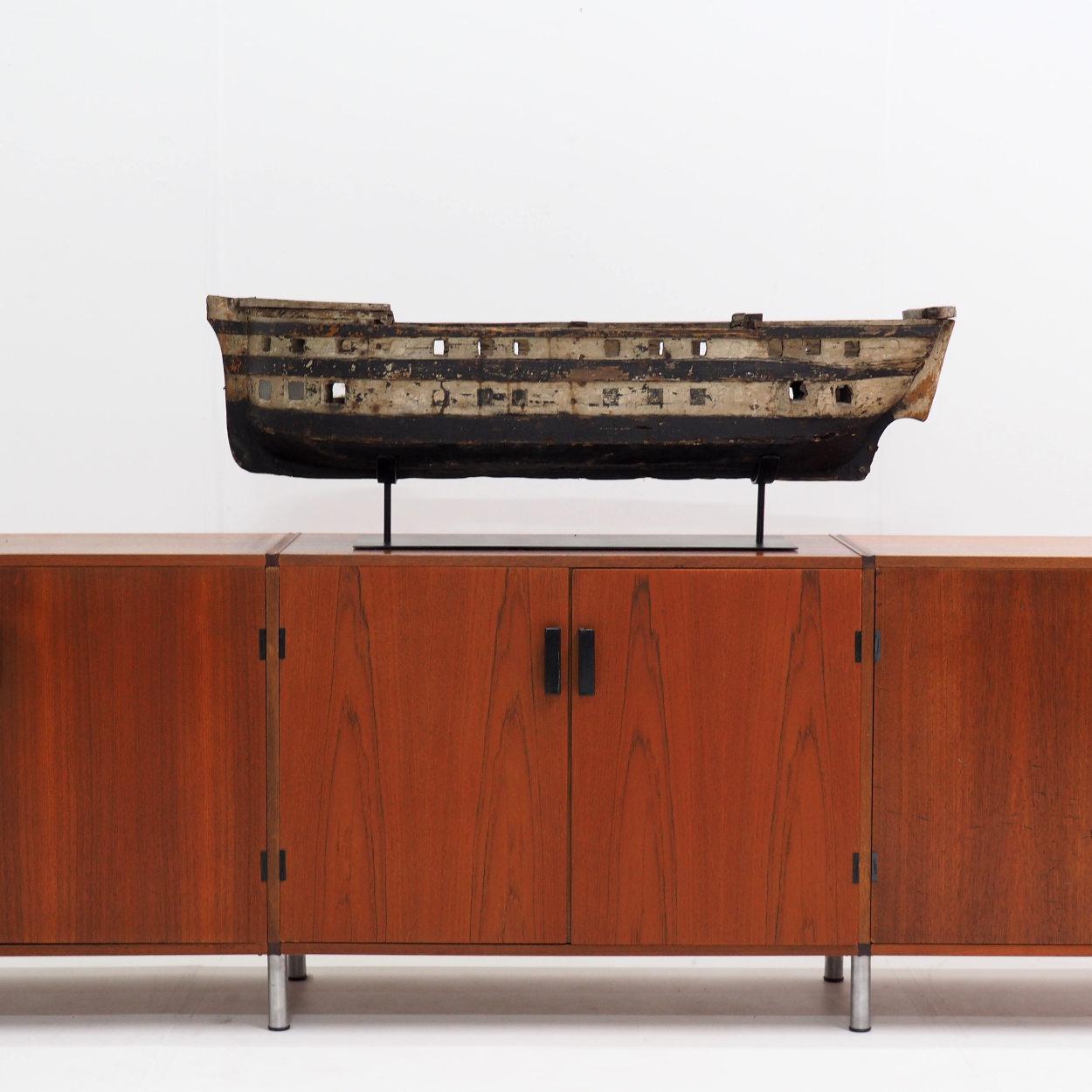 Modèle de bateau ancien très décoratif avec magnifiques pertes et déchirures en vente 6