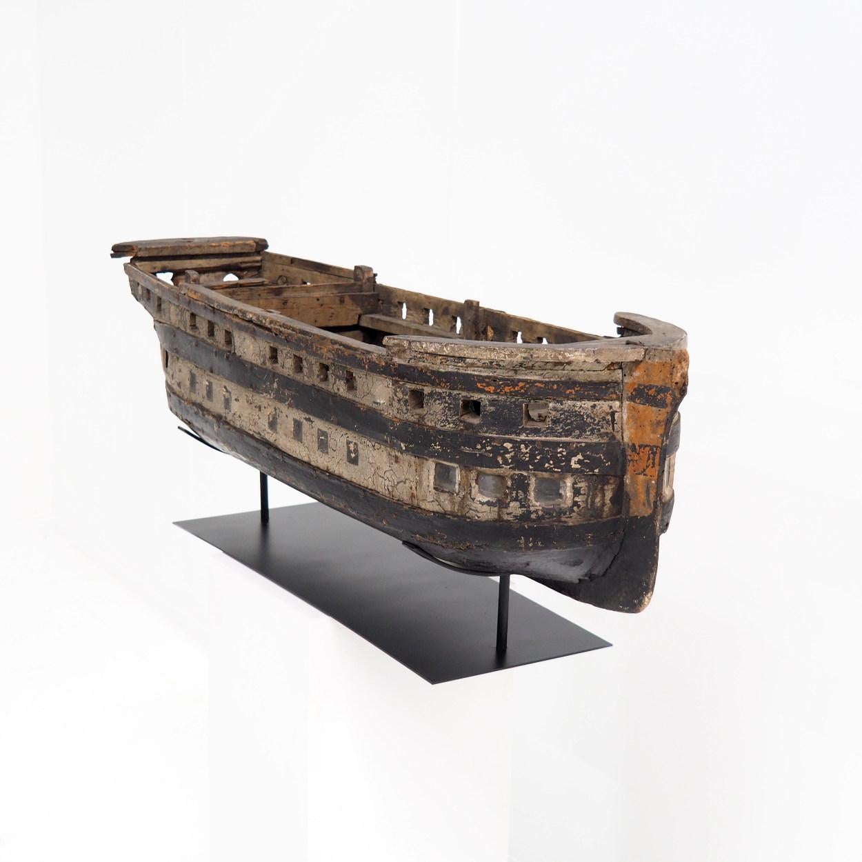 Very Decorative Antique Ship Model with Beautiful Wear and Tear In Good Condition For Sale In Beerse, VAN