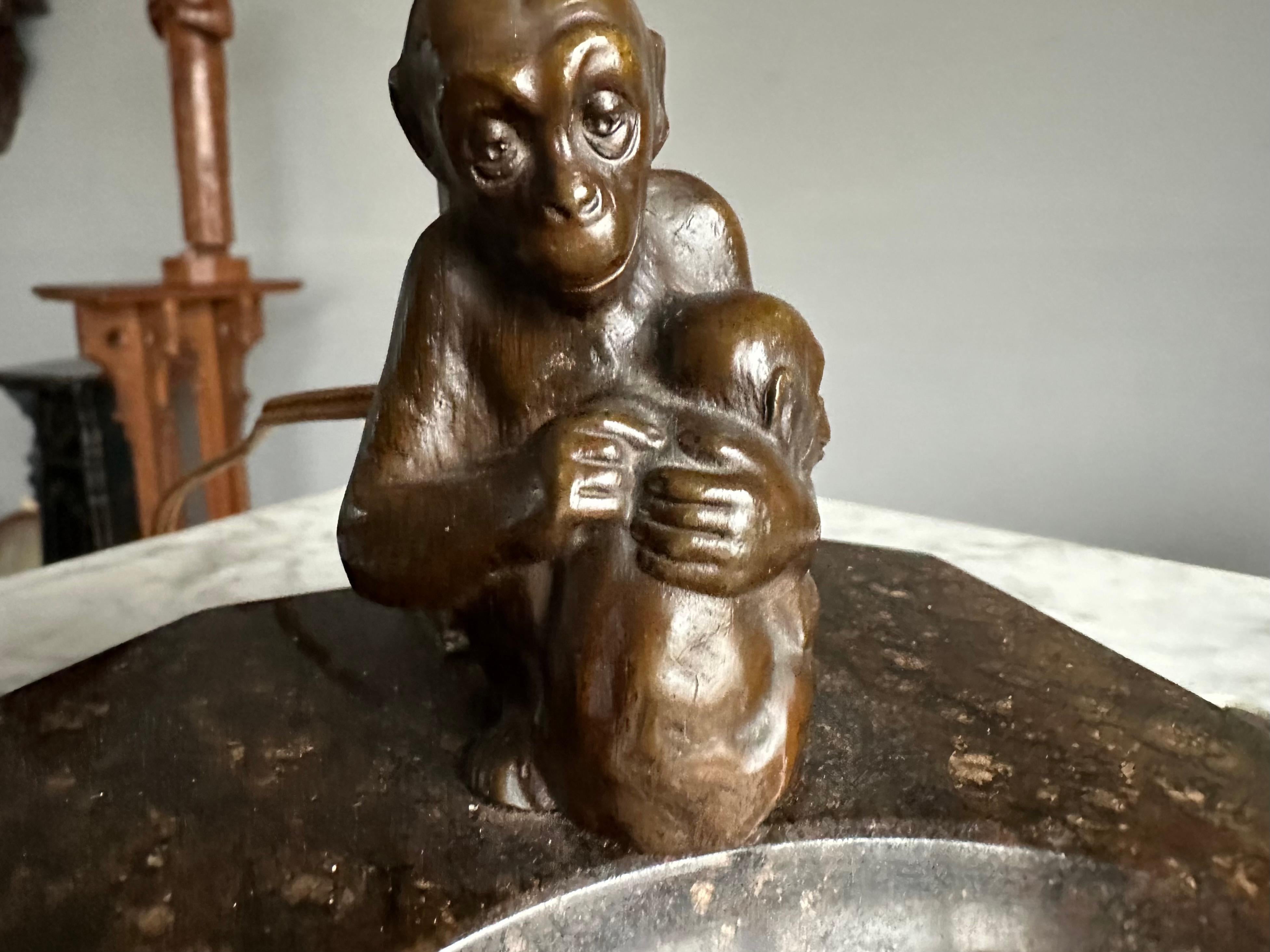 Very Decorative & Artistic Table Desk Lamp with Bronze Grooming Chimps Sculpture For Sale 2