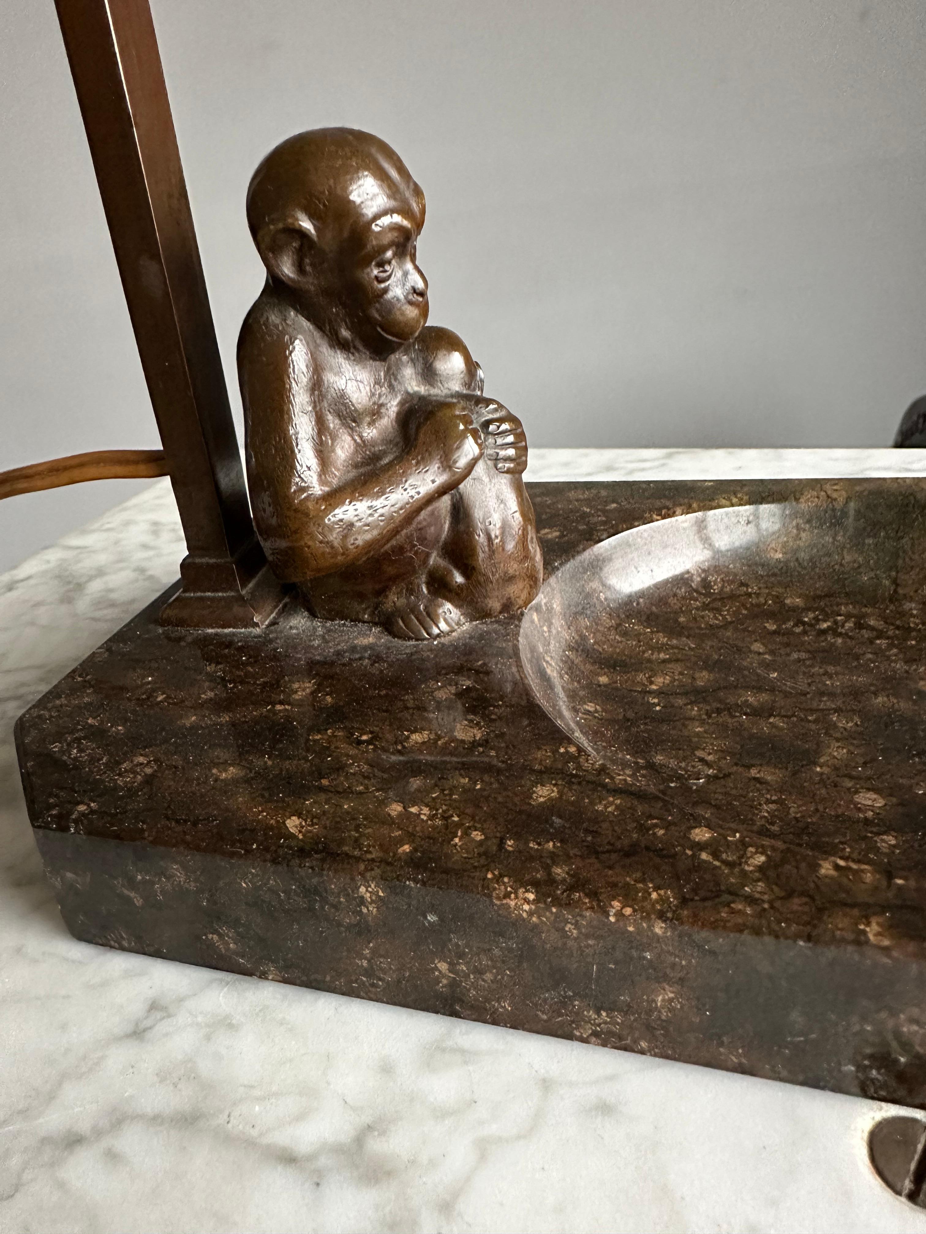 Dekorative und künstlerische Tisch-Schreibtischlampe mit Bronzeskulptur aus Bronze mit blühenden Chimps, Skulptur im Angebot 3