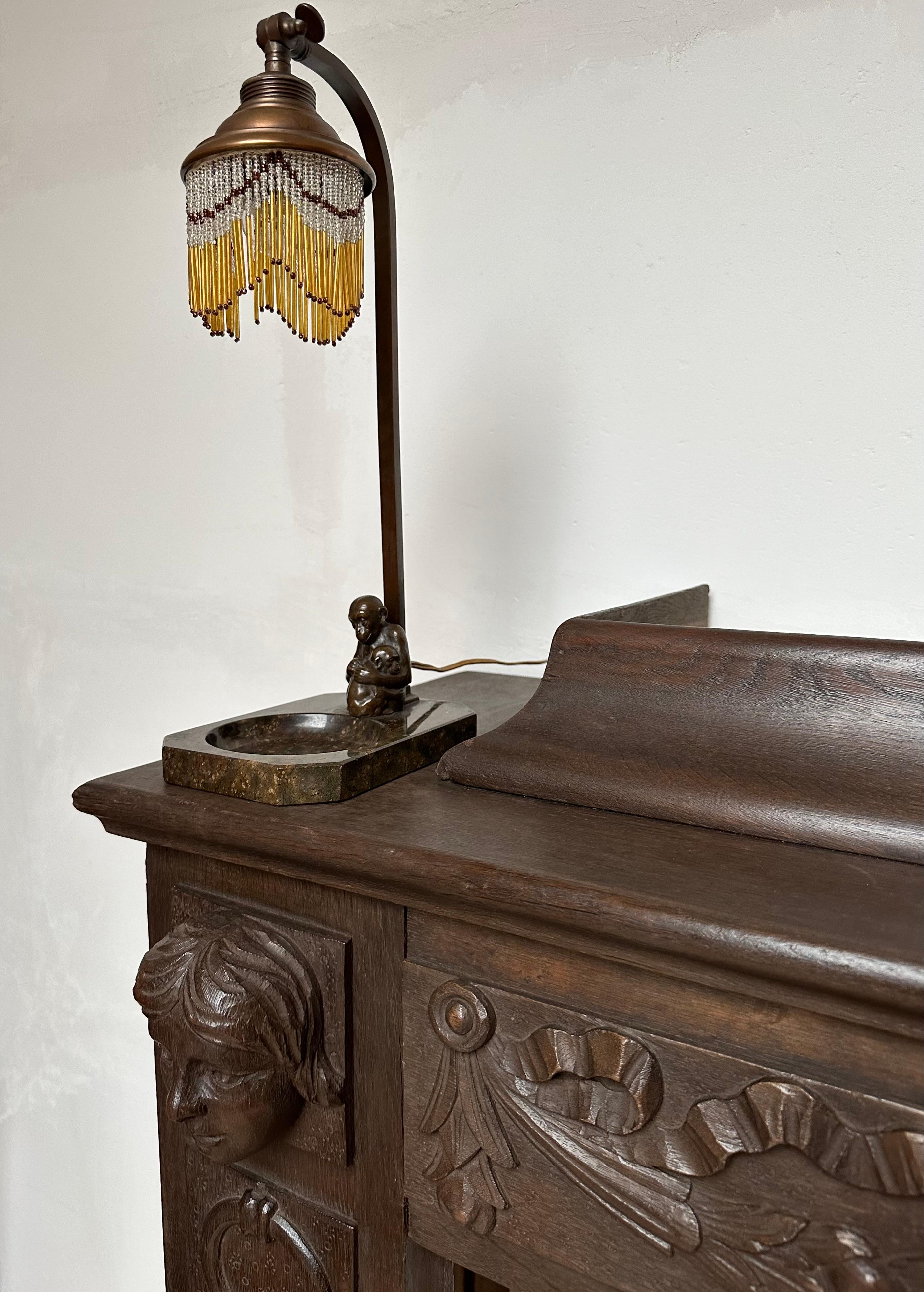 Dekorative und künstlerische Tisch-Schreibtischlampe mit Bronzeskulptur aus Bronze mit blühenden Chimps, Skulptur im Angebot 5