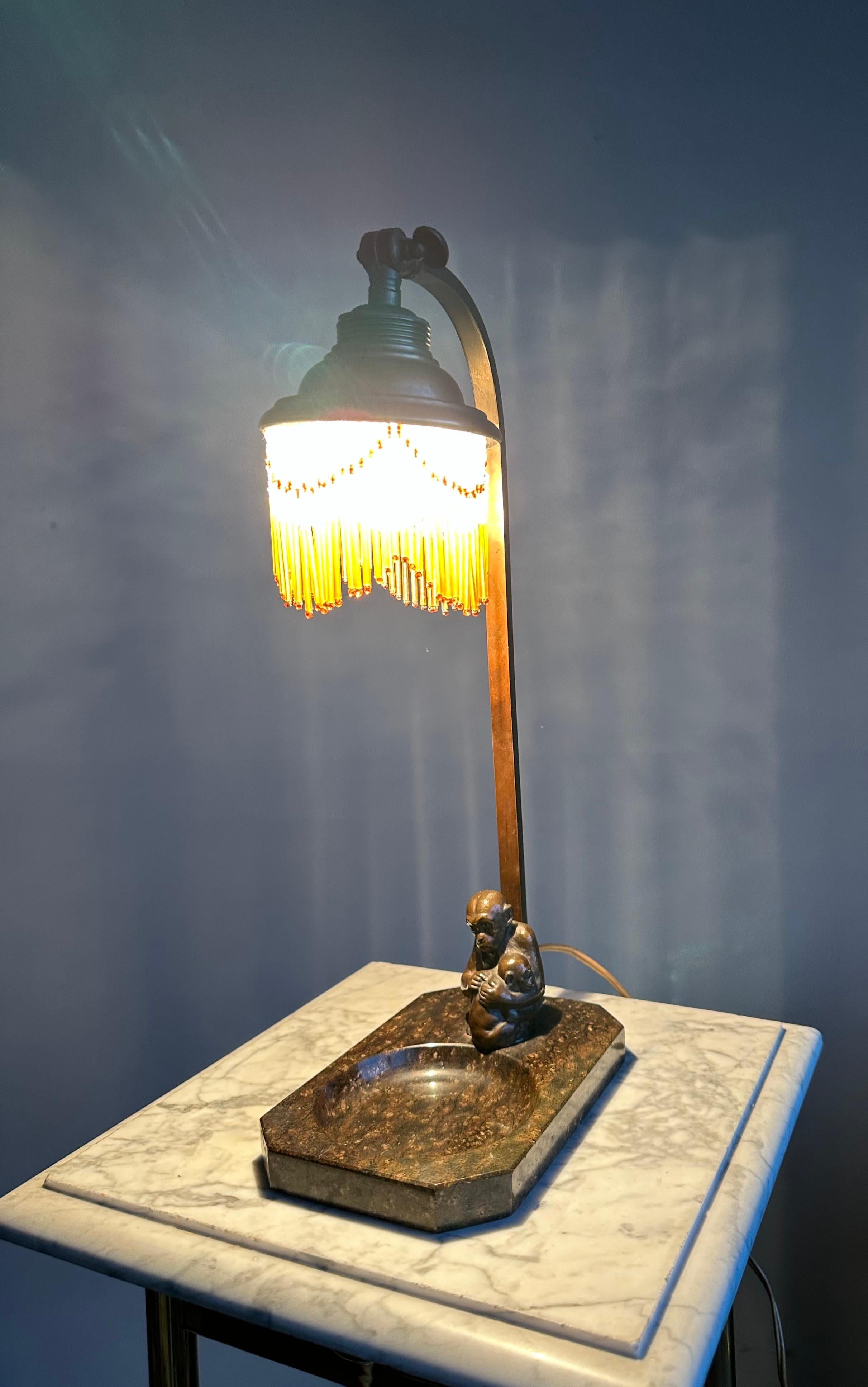 Dekorative und künstlerische Tisch-Schreibtischlampe mit Bronzeskulptur aus Bronze mit blühenden Chimps, Skulptur im Angebot 7