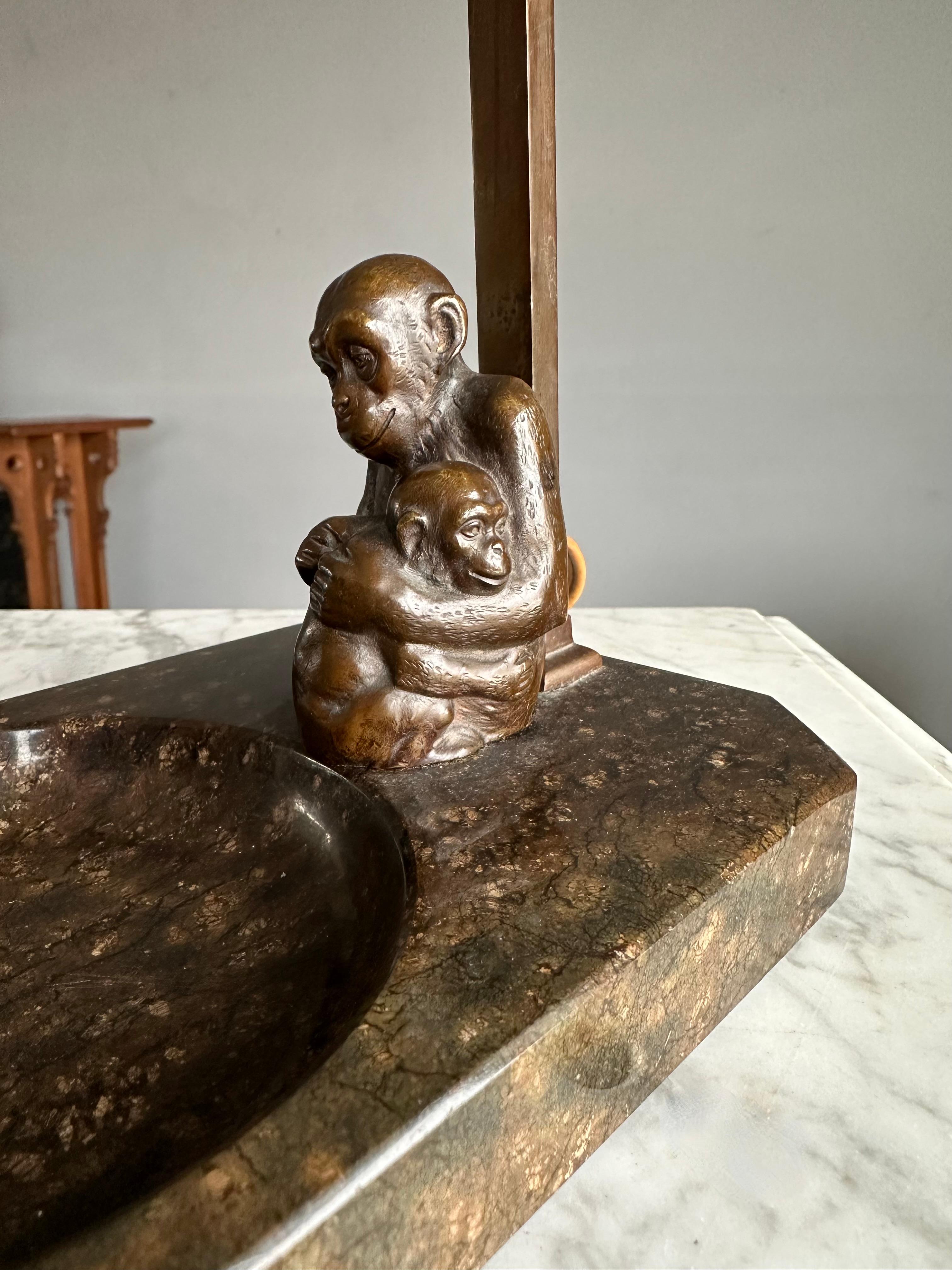 Dekorative und künstlerische Tisch-Schreibtischlampe mit Bronzeskulptur aus Bronze mit blühenden Chimps, Skulptur im Angebot 9