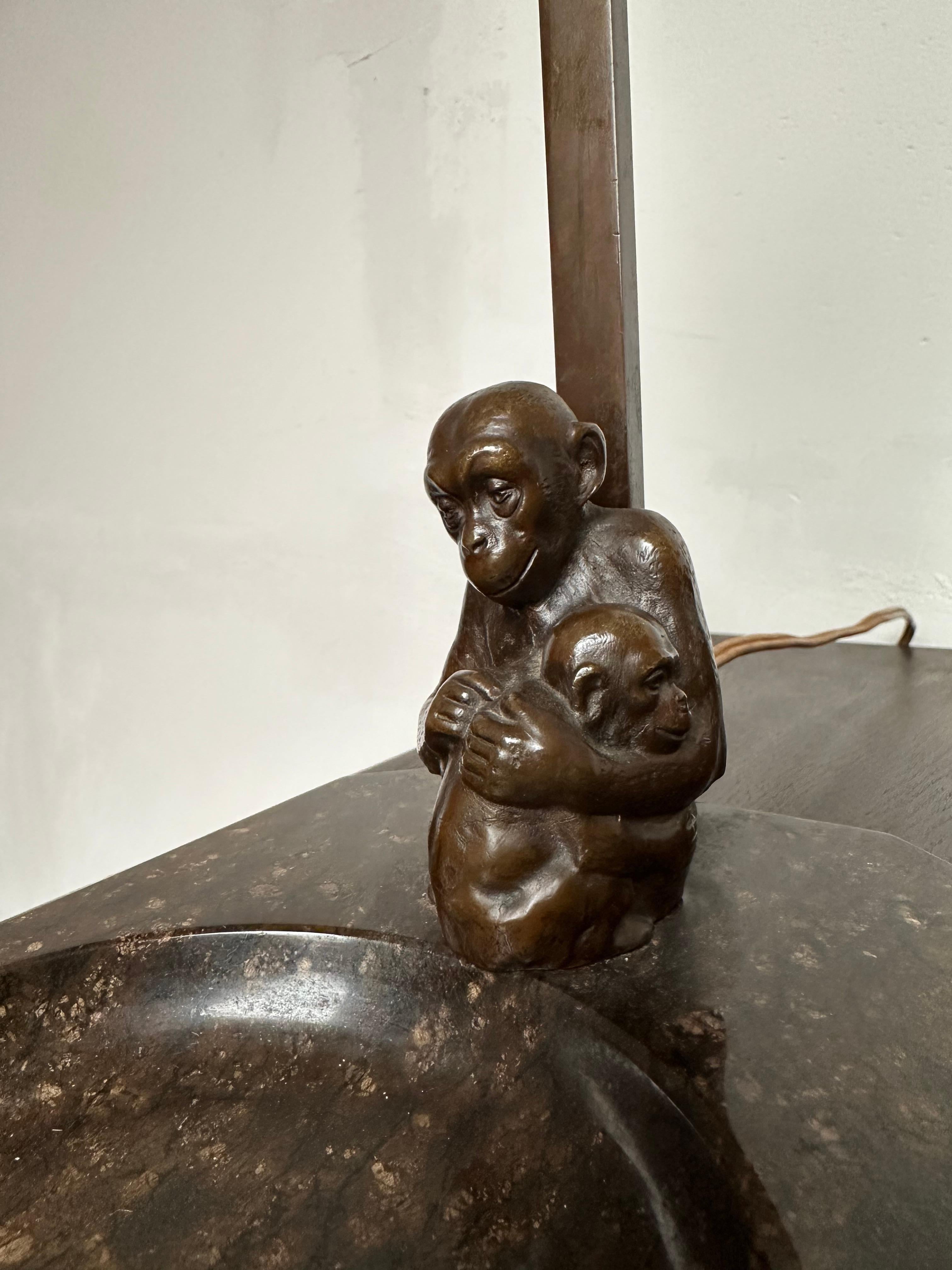 Very Decorative & Artistic Table Desk Lamp with Bronze Grooming Chimps Sculpture For Sale 11