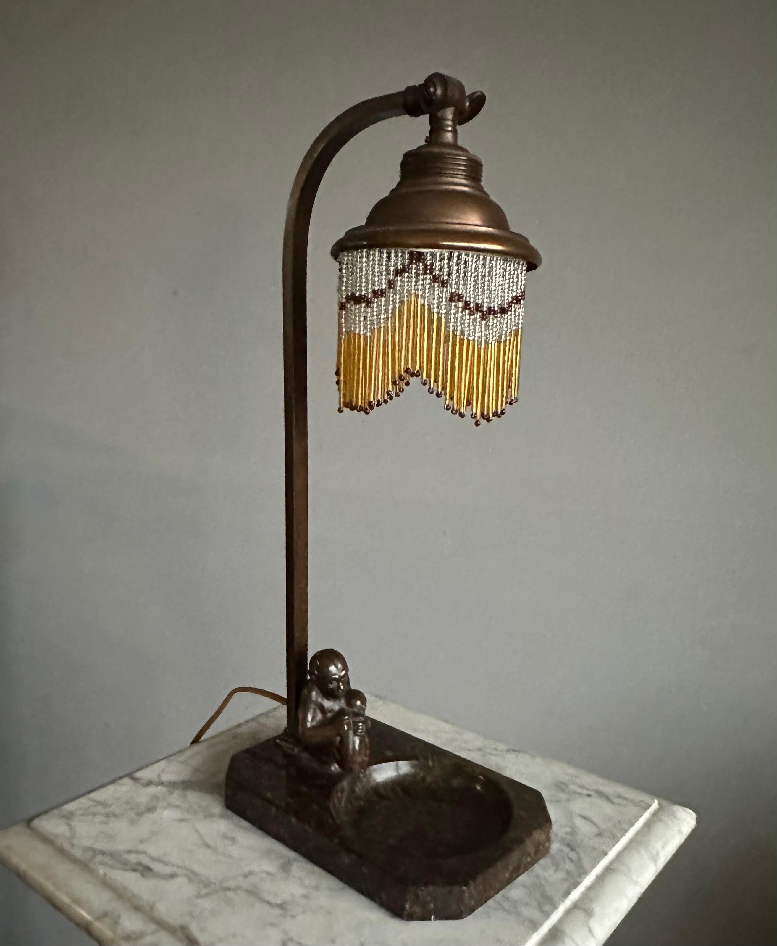 Dekorative und künstlerische Tisch-Schreibtischlampe mit Bronzeskulptur aus Bronze mit blühenden Chimps, Skulptur (Arts and Crafts) im Angebot