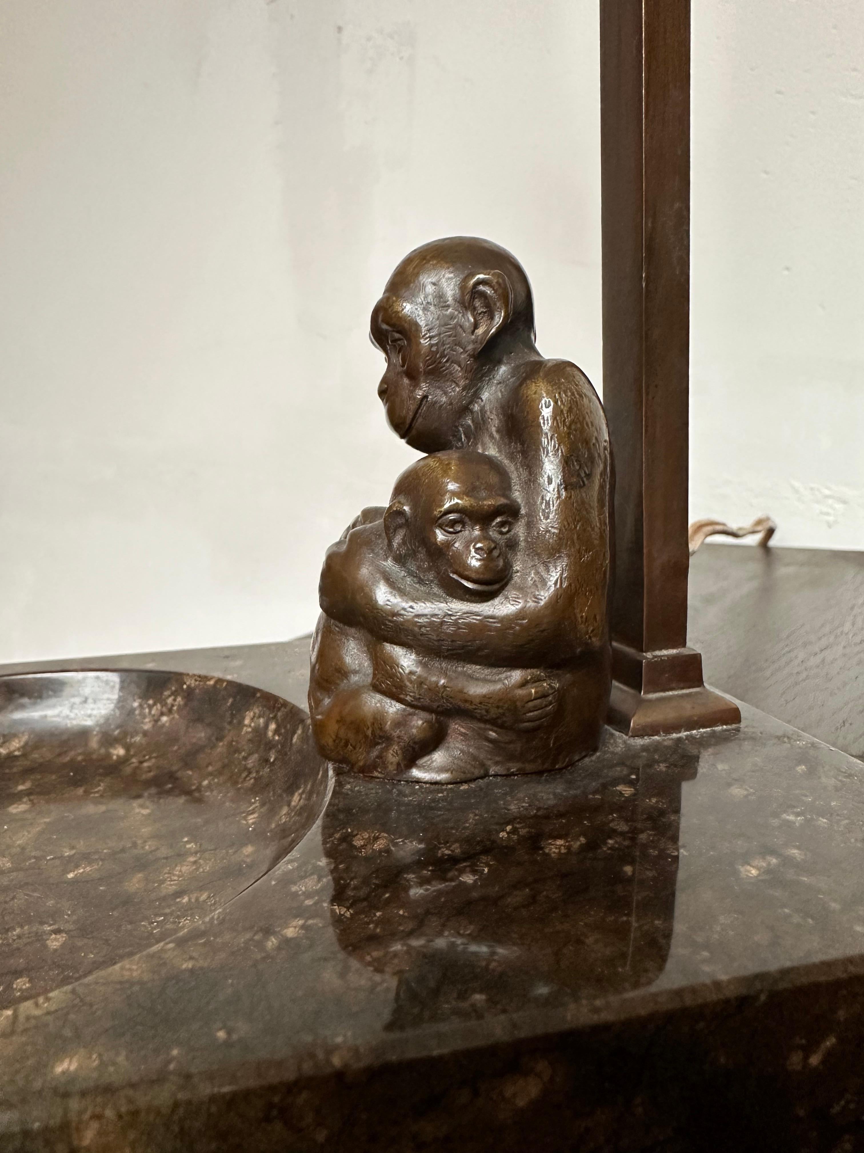 Dekorative und künstlerische Tisch-Schreibtischlampe mit Bronzeskulptur aus Bronze mit blühenden Chimps, Skulptur (Europäisch) im Angebot