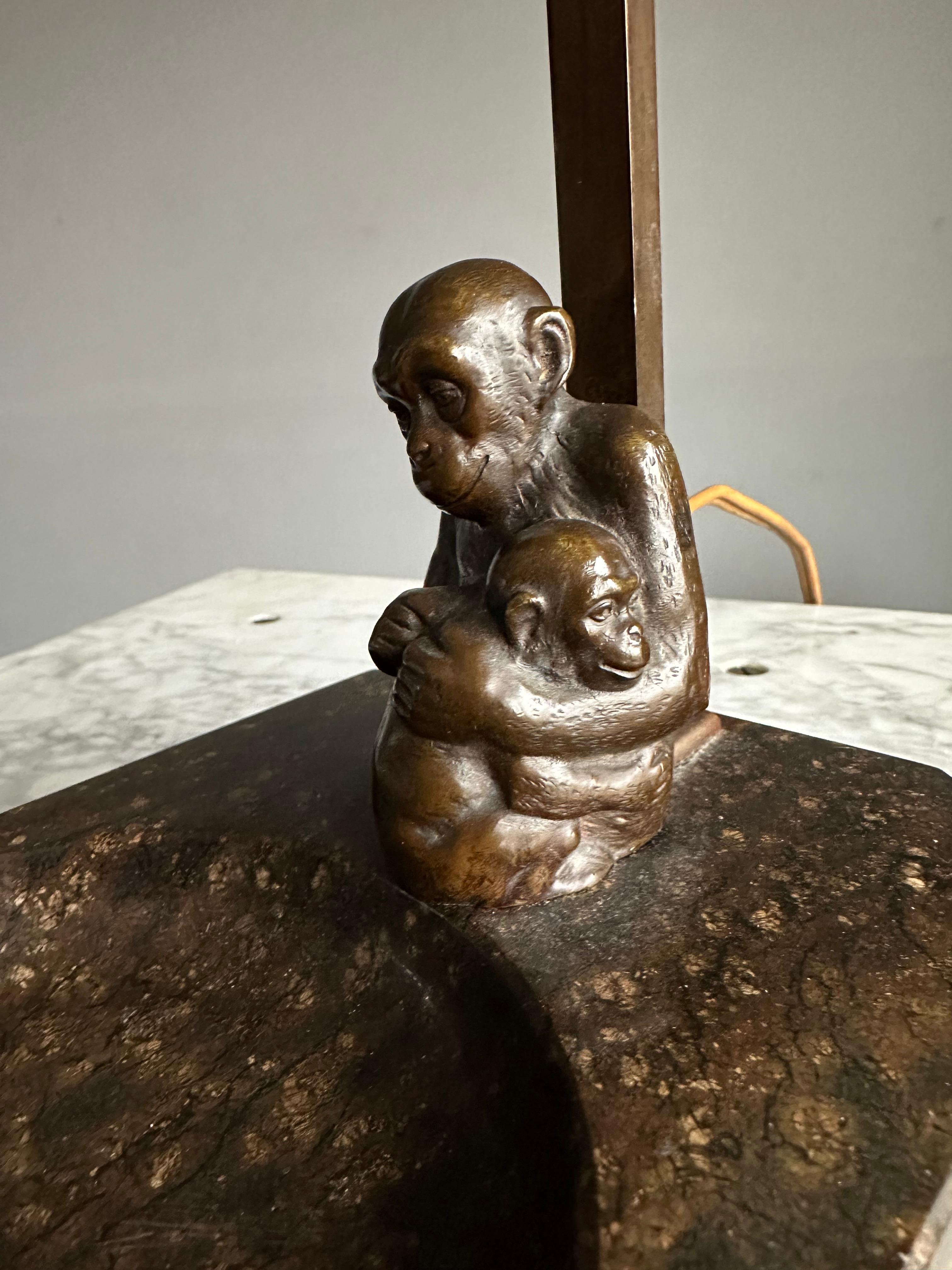 Very Decorative & Artistic Table Desk Lamp with Bronze Grooming Chimps Sculpture In Excellent Condition For Sale In Lisse, NL