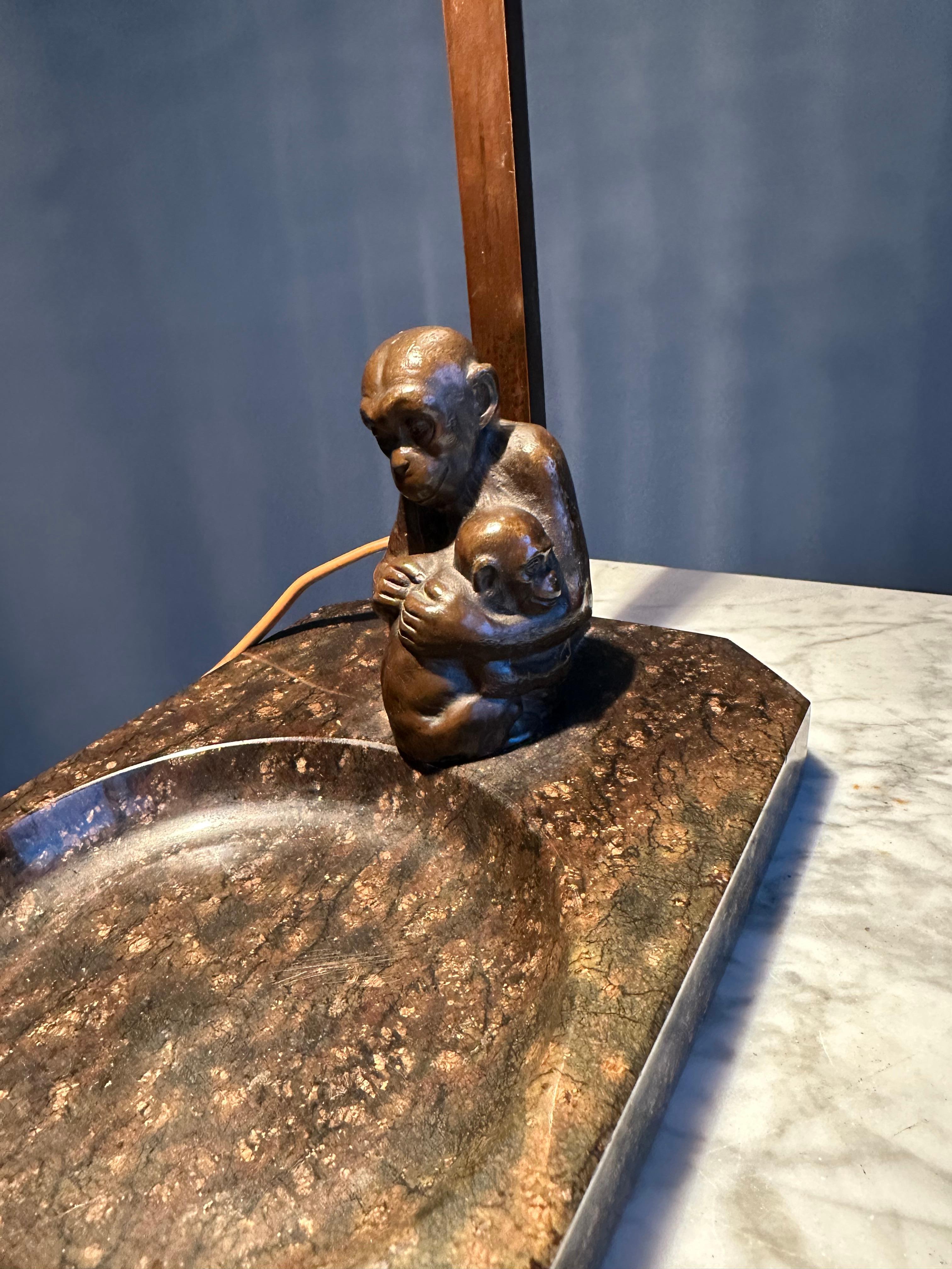 20th Century Very Decorative & Artistic Table Desk Lamp with Bronze Grooming Chimps Sculpture For Sale