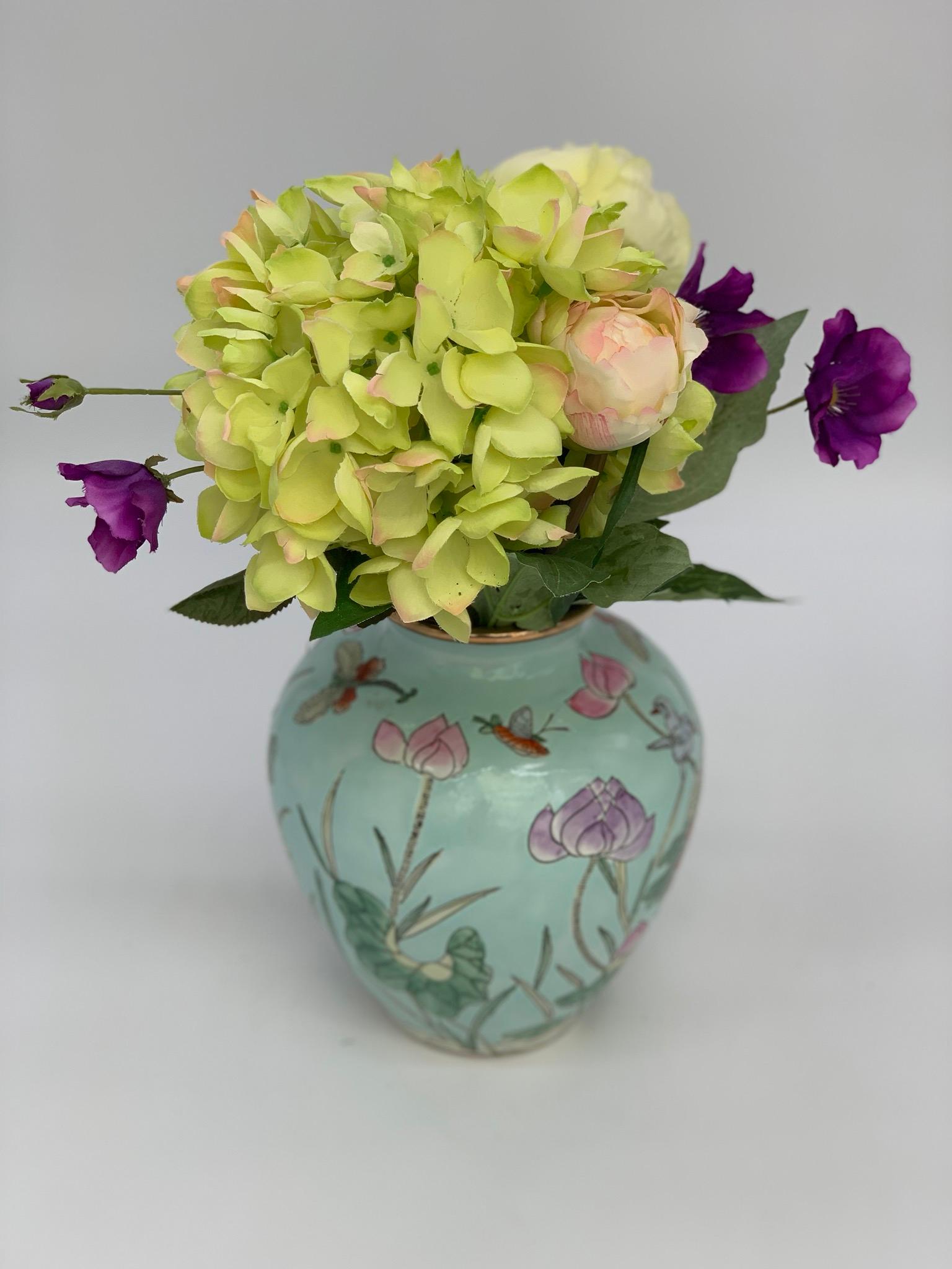 Beau vase décoratif Famille Rosé, Chine, vers le 20e siècle, avec petits oiseaux et bordure dorée. Le design complexe avec le rose, le violet, le jaune et le rouge rend ce vase magnifique pour toutes les décorations florales.