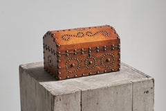 Scatola molto decorativa in pelle patinata color cognac e borchie in metallo anni '50