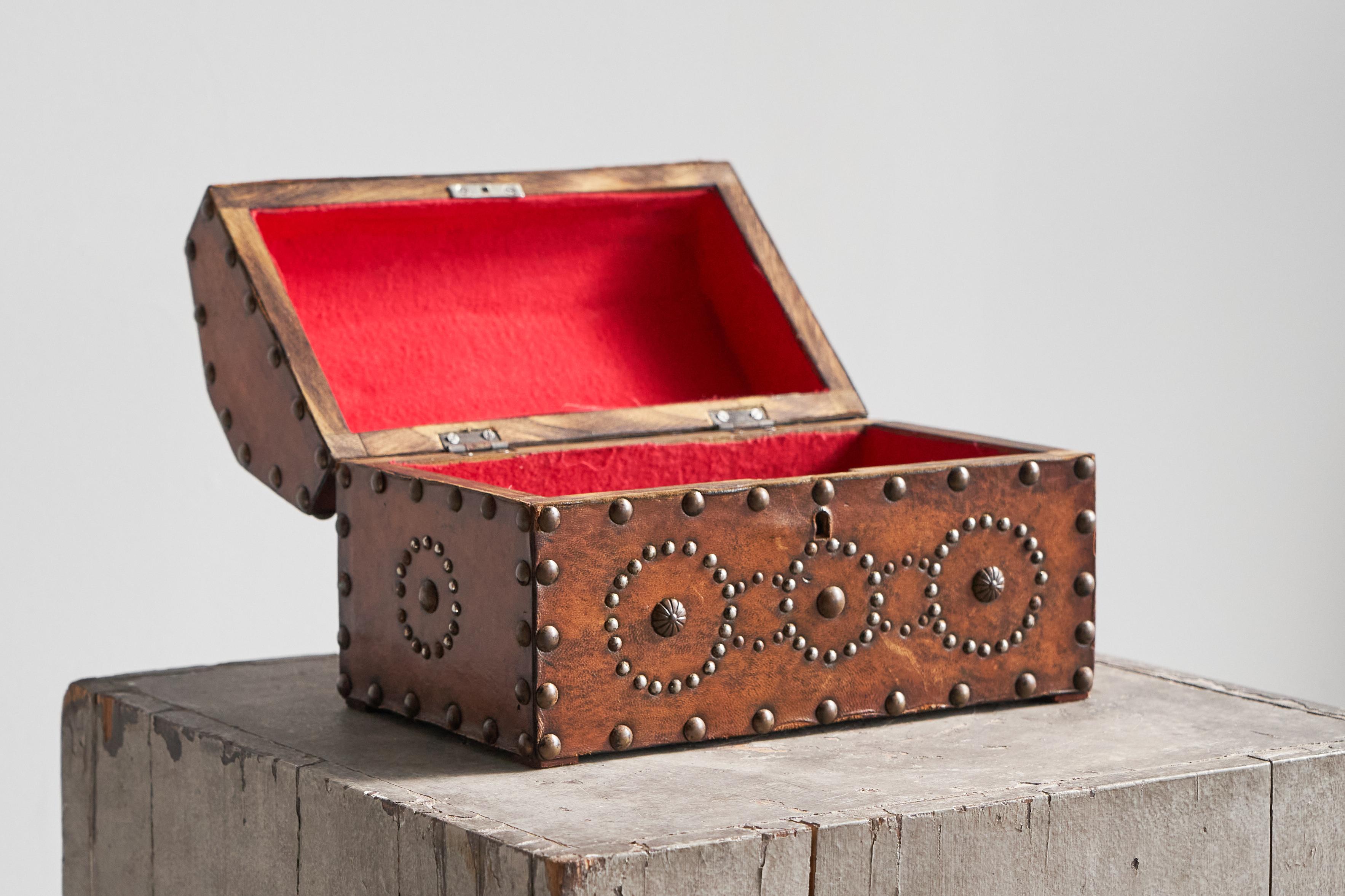Sehr dekorative Schachtel aus patiniertem cognacfarbenem Leder und Metallnieten 1950er Jahre (20. Jahrhundert) im Angebot