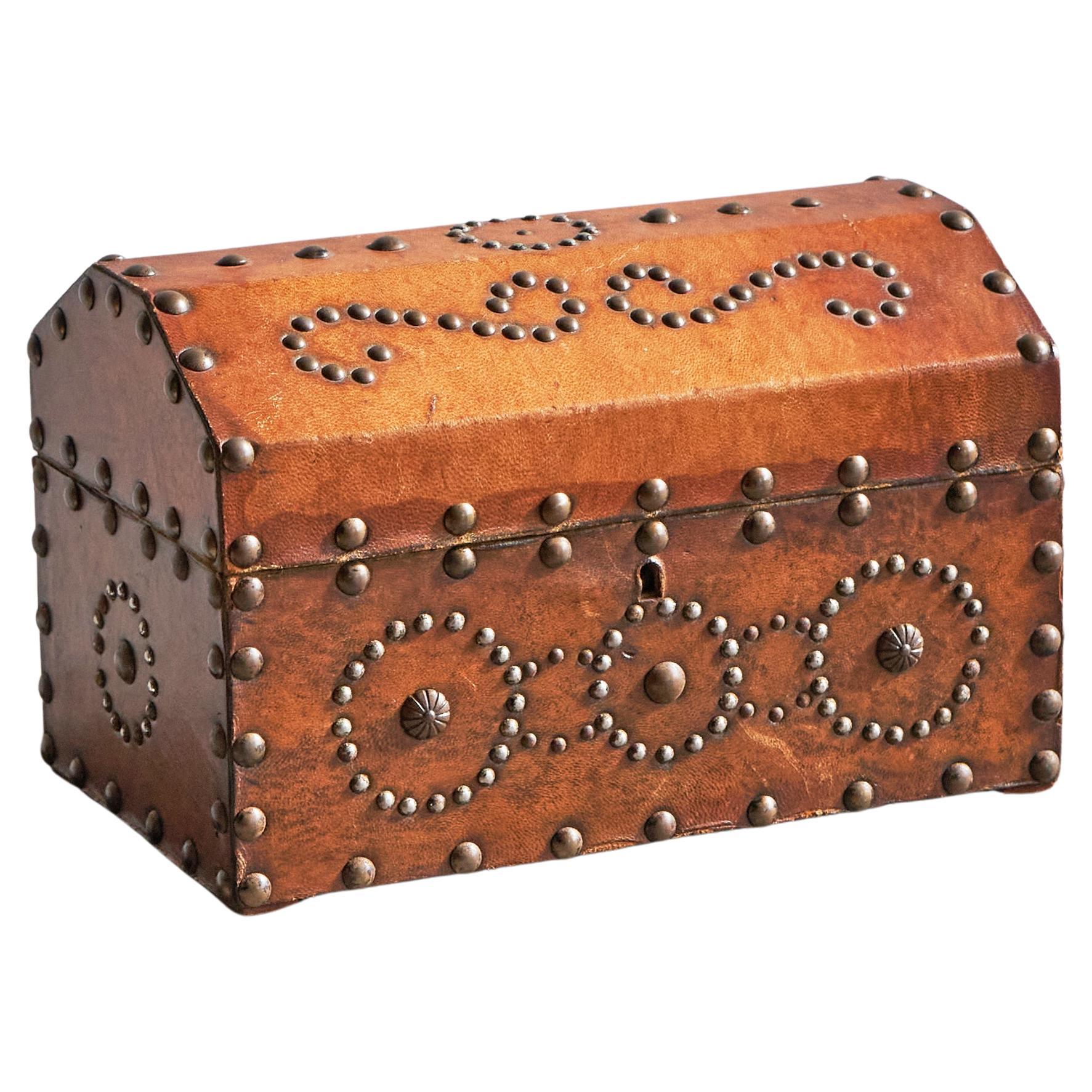 Caja muy decorativa de cuero coñac patinado y tachuelas metálicas Años 50