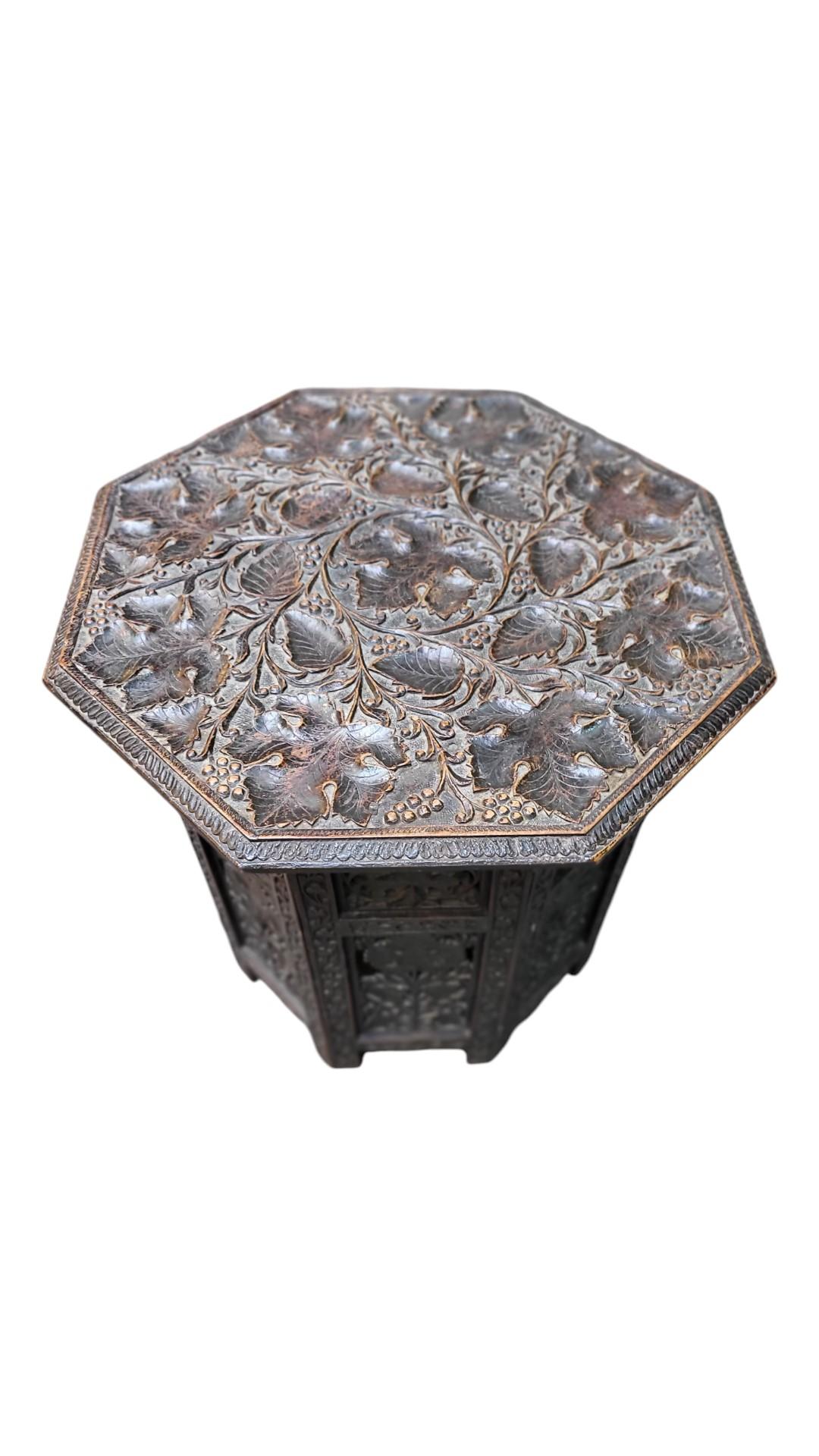 Un bellissimo tavolino anglo-indiano intricatamente intagliato con decorazione a foglie in alto
Condizioni originali incantevoli 
Date C1900