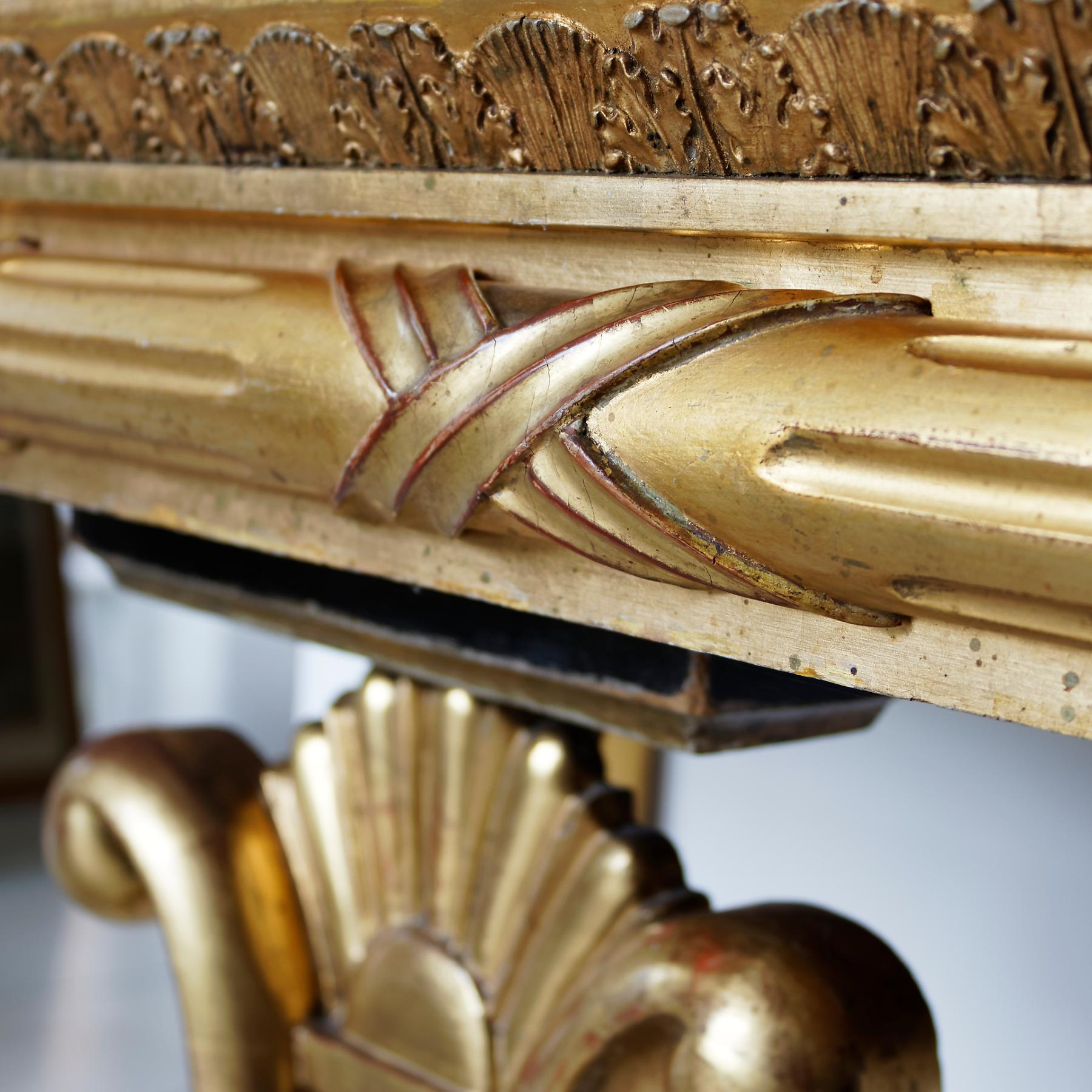 Doré Table console suédoise gustavienne très décorative du début du XIXe siècle avec lyre en vente
