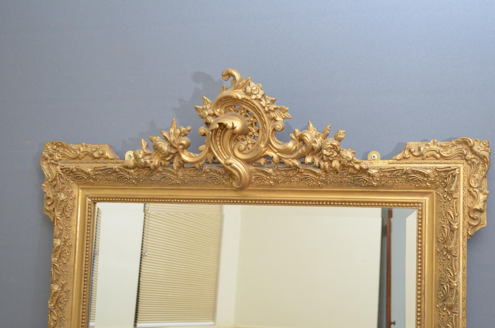 20ième siècle Miroir doré très décoratif en vente