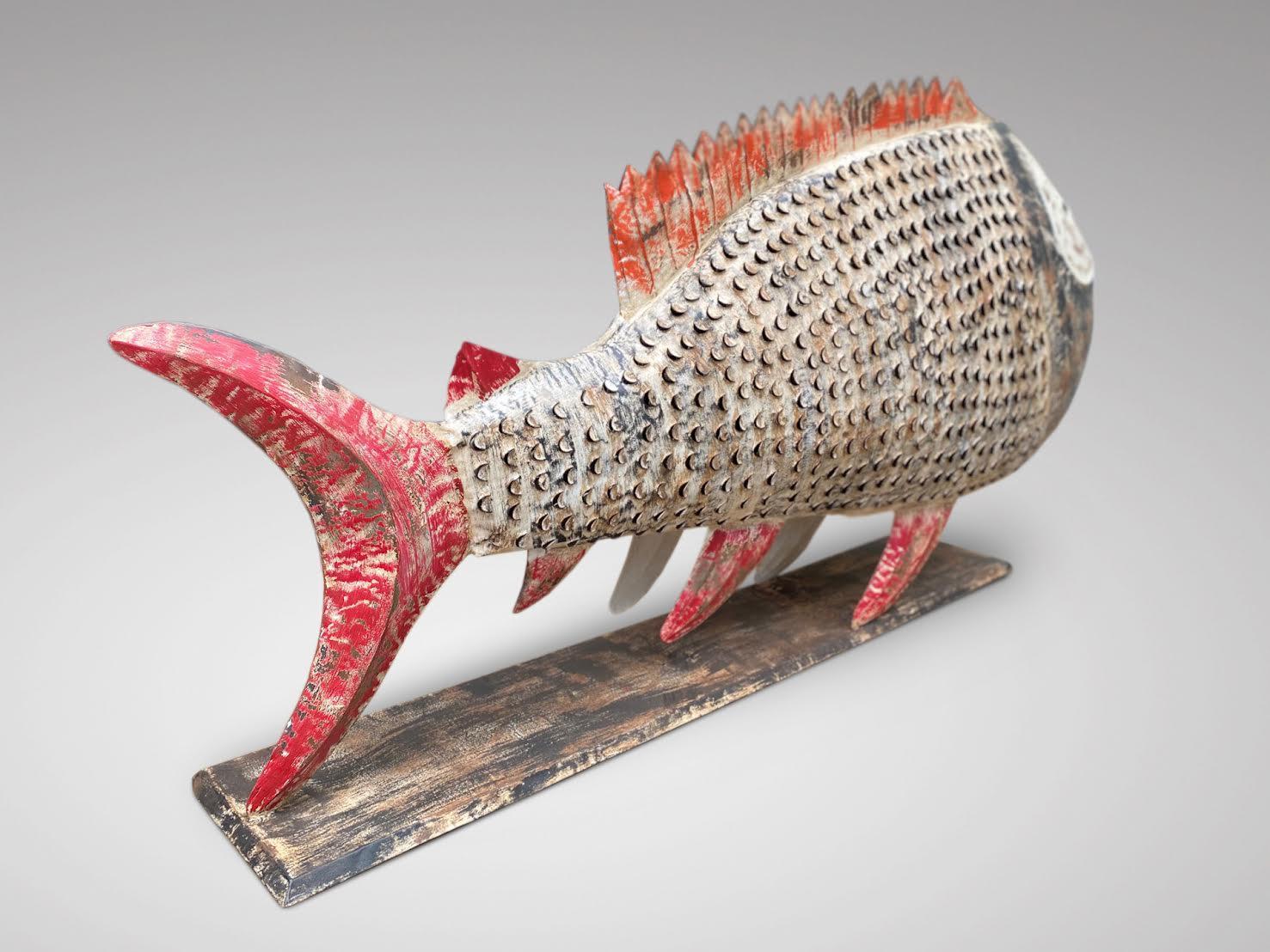 Dekoratives, großes, handbemaltes Metallmodell eines Fisches aus dem späten 20. Jahrhundert (Indonesisch) im Angebot
