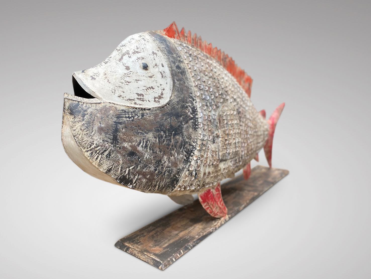 Dekoratives, großes, handbemaltes Metallmodell eines Fisches aus dem späten 20. Jahrhundert im Angebot 2