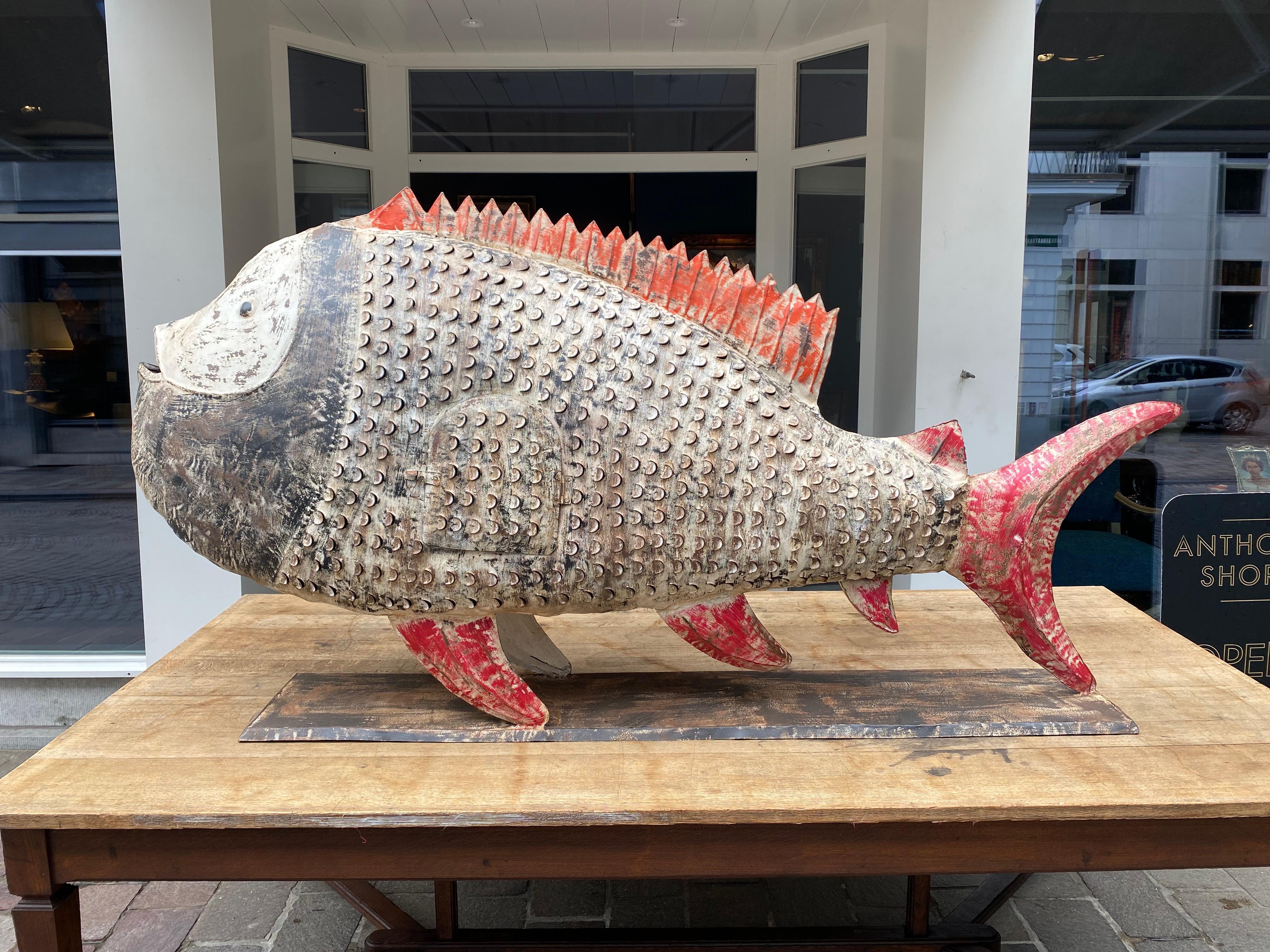 Dekoratives, großes, handbemaltes Metallmodell eines Fisches aus dem späten 20. Jahrhundert im Angebot 3