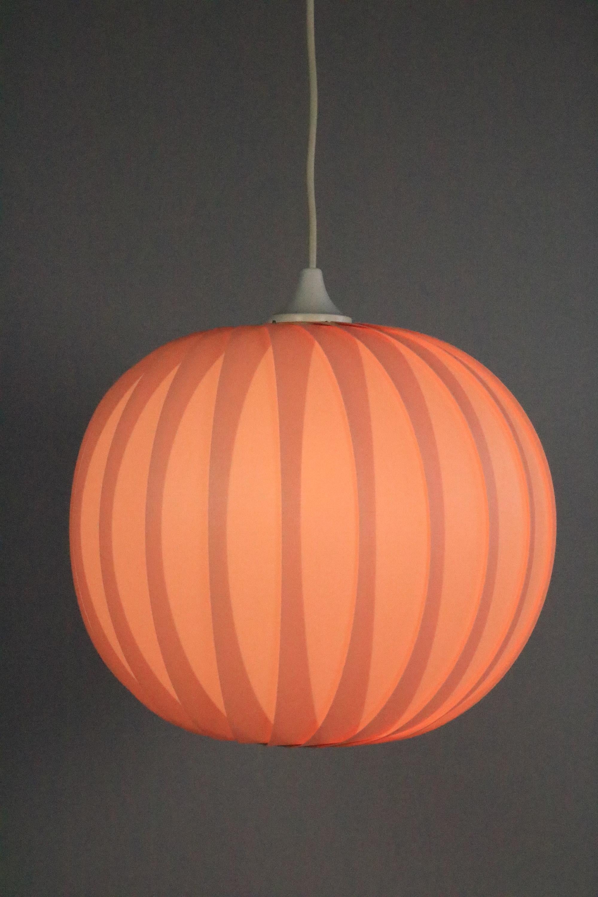 Very Decorative Pink Pendant Lamp, Danish Design, 1970s In Good Condition For Sale In Berlin, BE