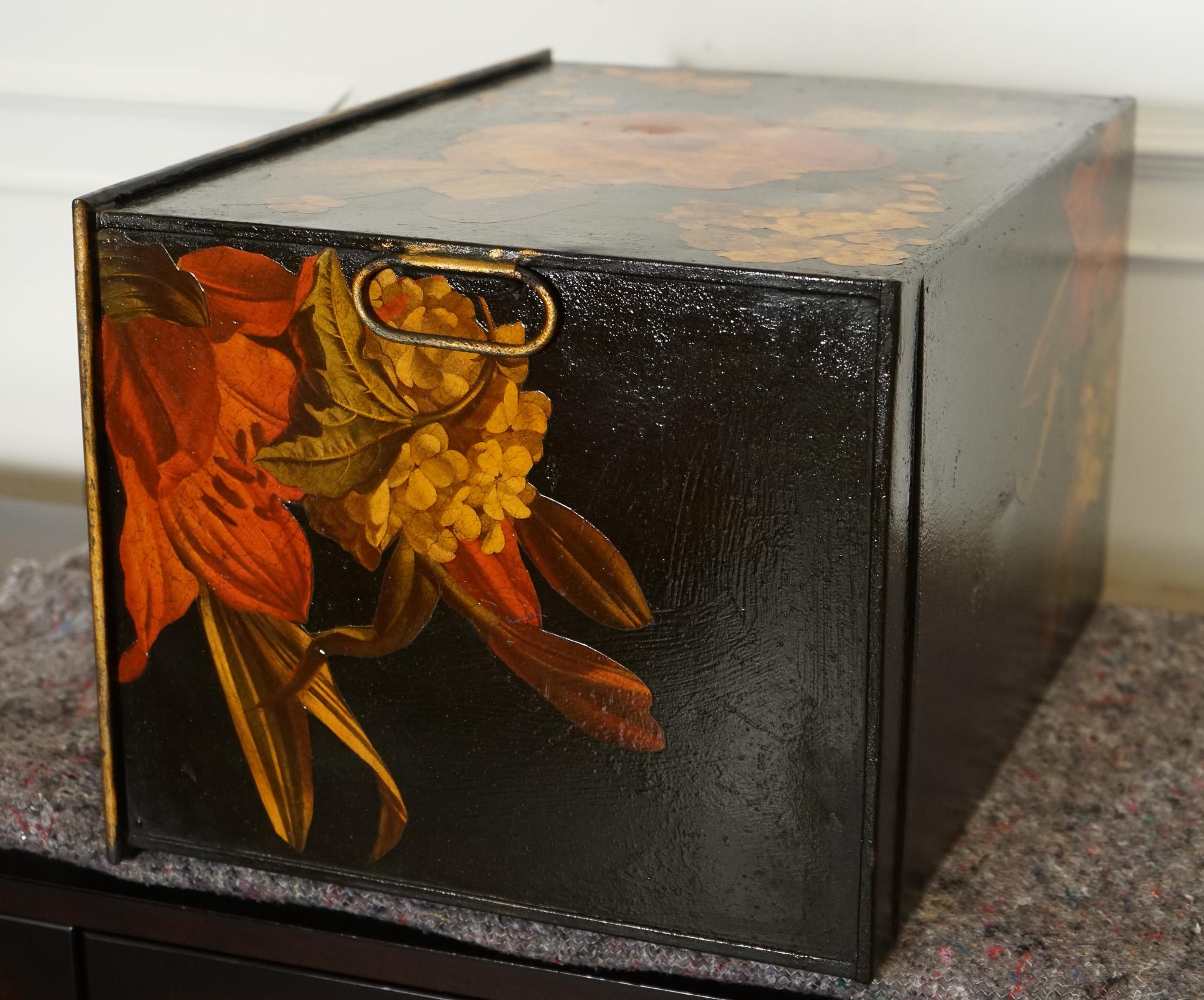 SCATOLA DI CONSERVAZIONE MOLTO DECORATIVA SHAW & SONS IN METALLO FLORALE DIPINTO A MANO in vendita 4
