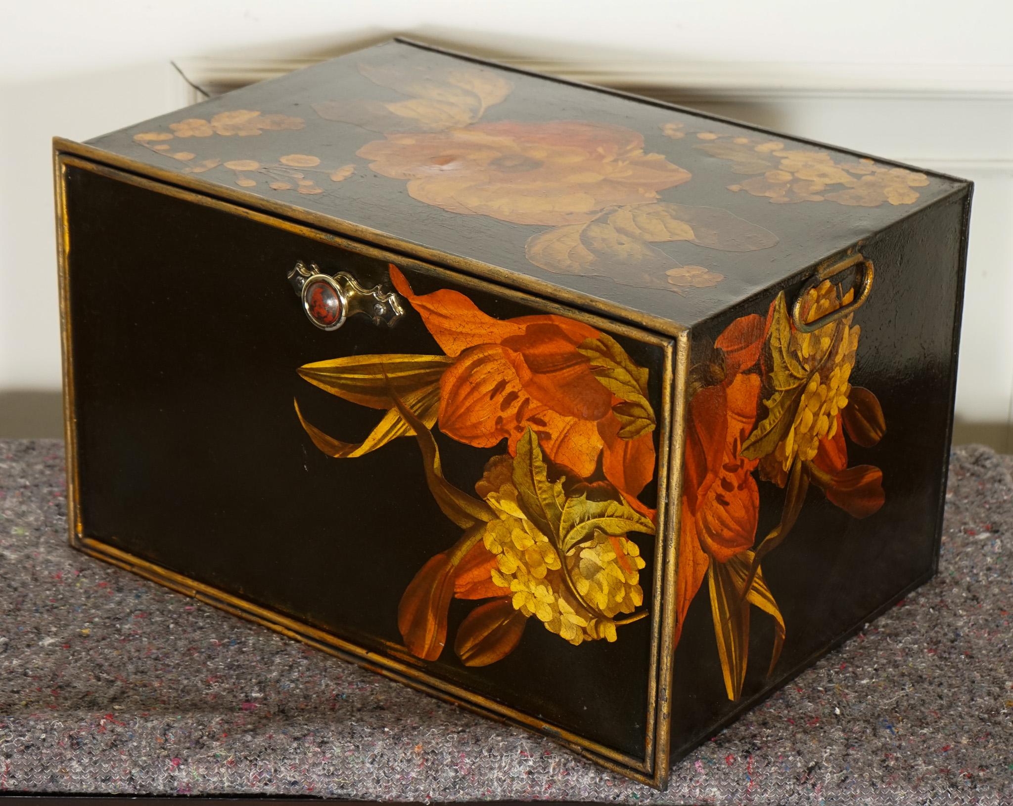 
Il contenitore vintage in metallo di Shaw & Sons è un pezzo decorativo di charme che presenta un intricato disegno floreale dipinto a mano. 

Adornati con colori vivaci e dettagli delicati, i motivi floreali portano un tocco di Nature in casa. La