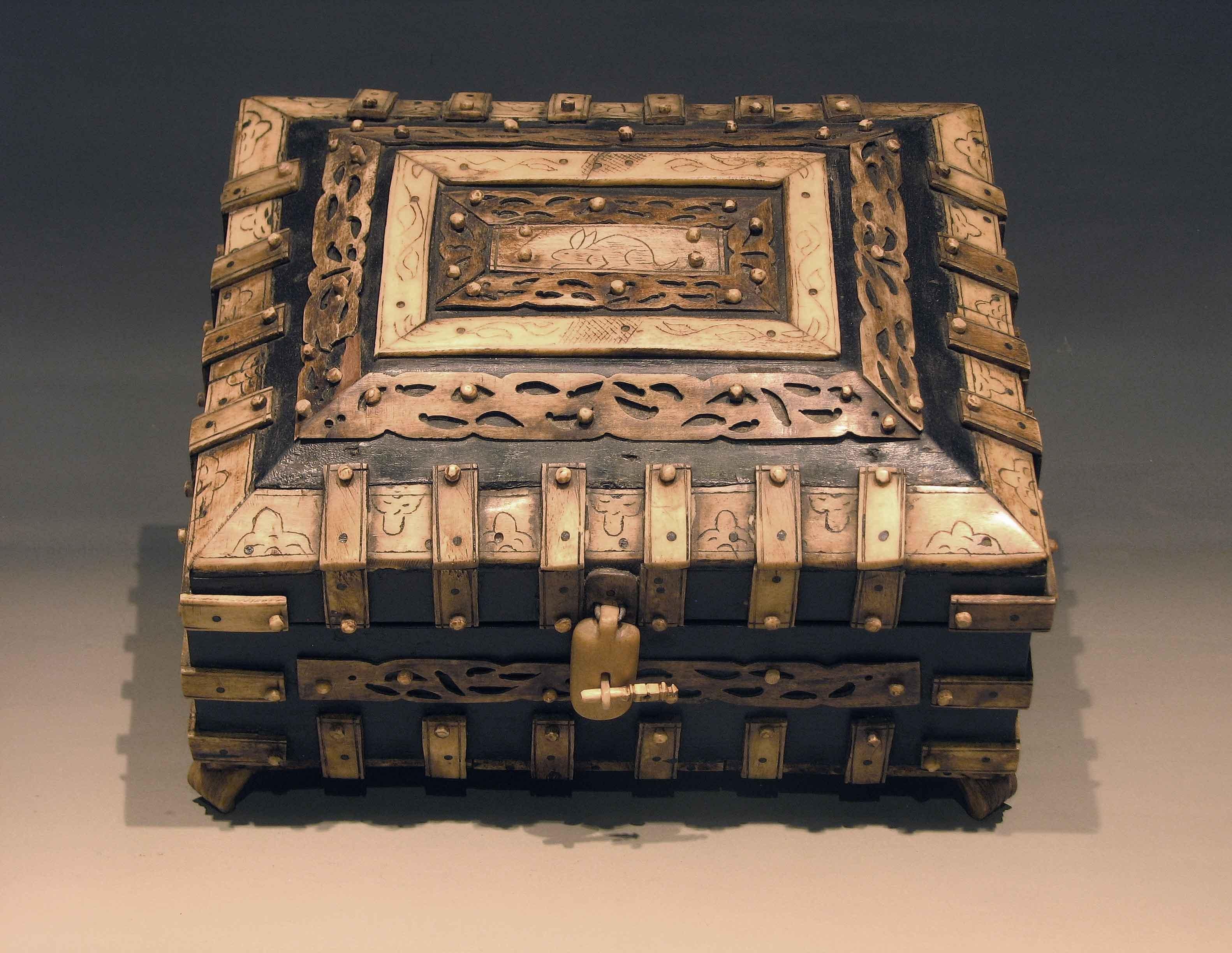 Hand-Crafted Very Decorative Vizagapatam Box INDIA 19th Century  For Sale