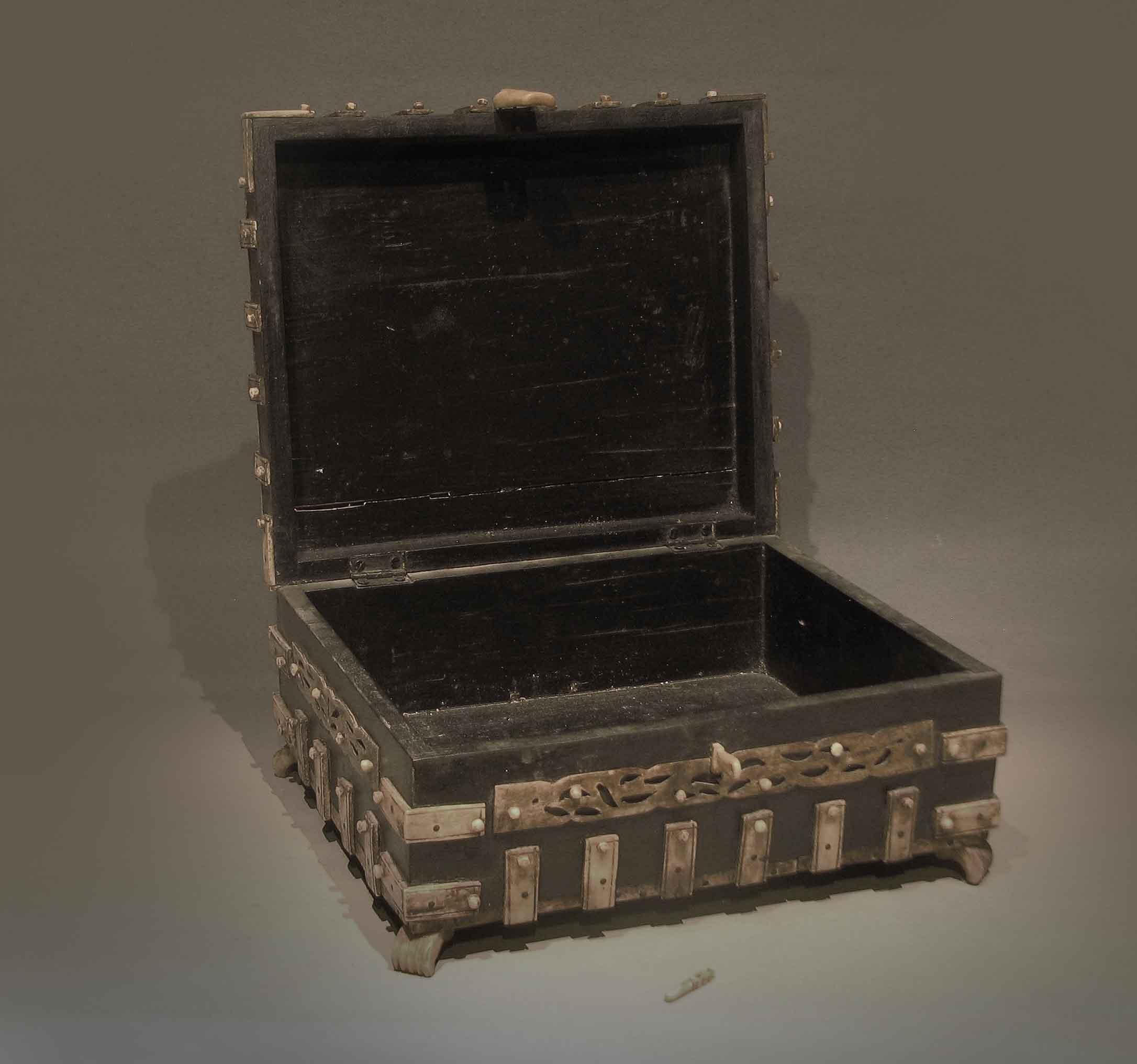 Very Decorative Vizagapatam Box INDIA 19th Century  In Good Condition For Sale In Ottawa, Ontario