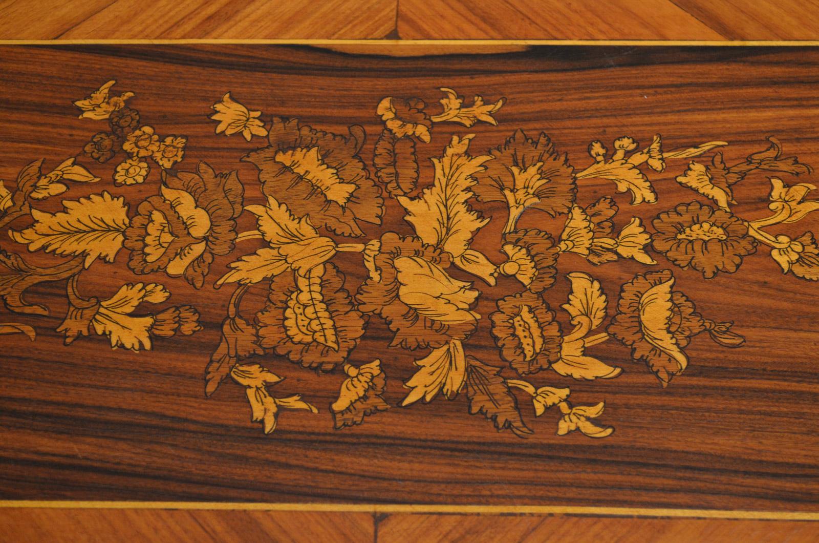 Sehr dekorativer Kartentisch aus Nussbaumholz (Louis XV.) im Angebot