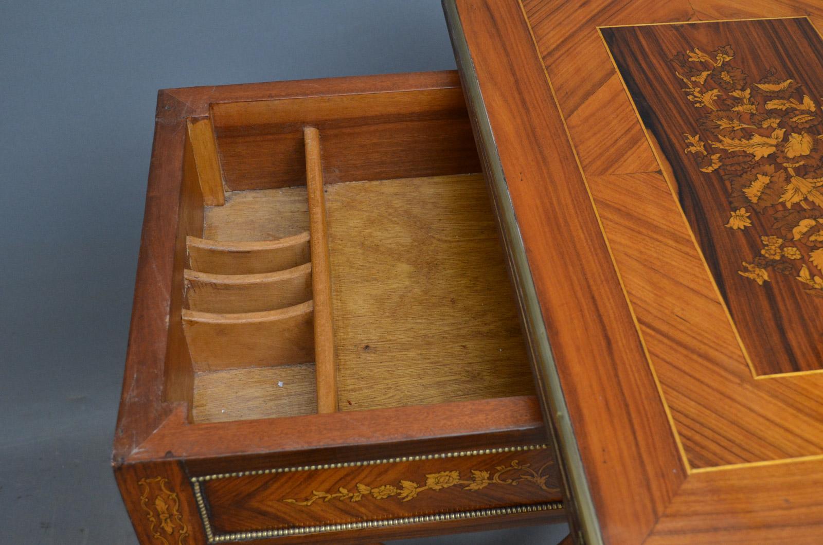Sehr dekorativer Kartentisch aus Nussbaumholz (20. Jahrhundert) im Angebot
