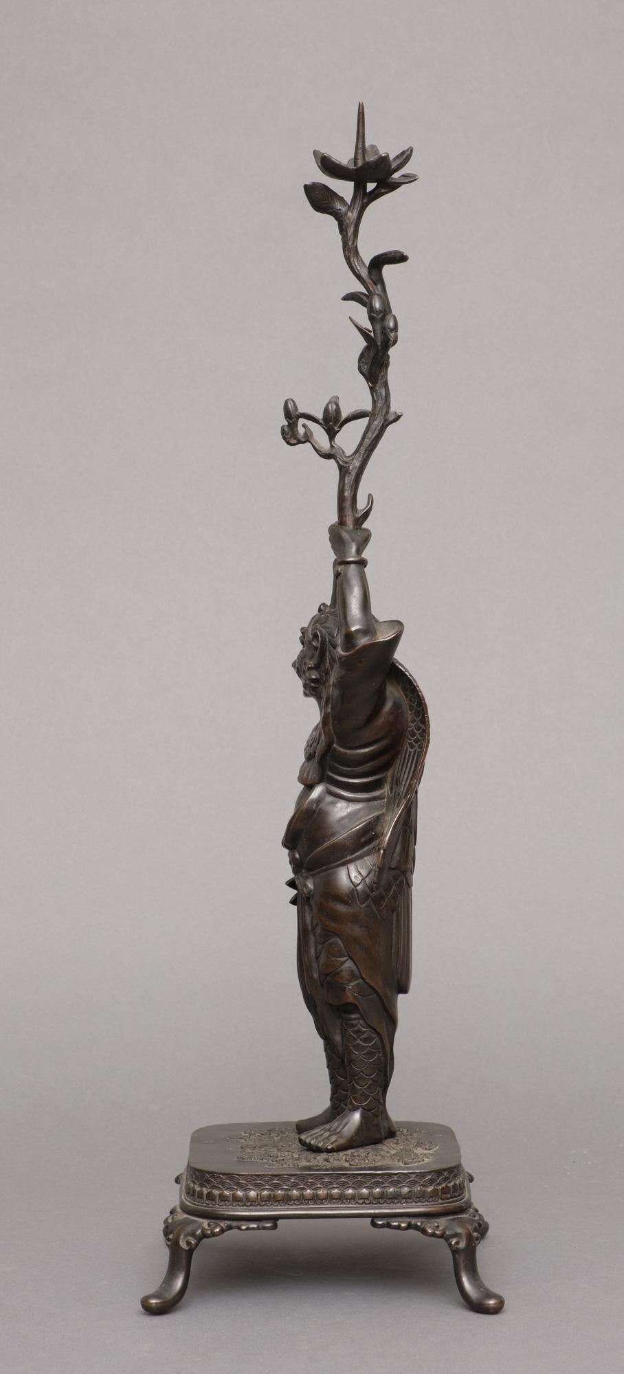 Okimono japonais en bronze représentant un 'Karasu Tengu' 鴉天狗 tenant une branche de fleur Bon état - En vente à Amsterdam, NL