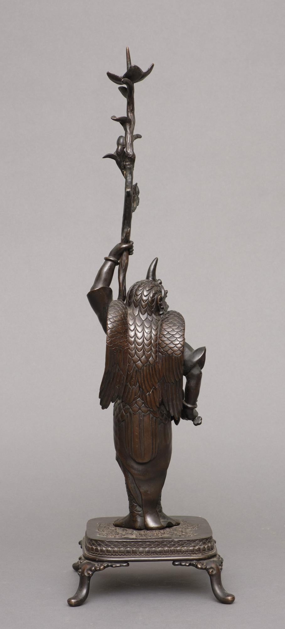 Bronze Okimono japonais en bronze représentant un 'Karasu Tengu' 鴉天狗 tenant une branche de fleur en vente
