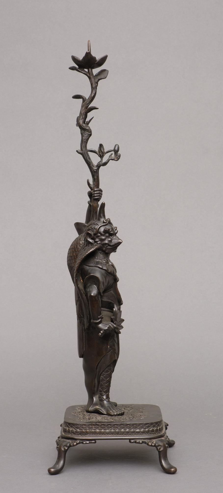 Okimono japonais en bronze représentant un 'Karasu Tengu' 鴉天狗 tenant une branche de fleur en vente 2