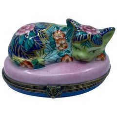 Boîte à bijoux en porcelaine de Limoges France peinte à la main représentant un chat endormi, très détaillée