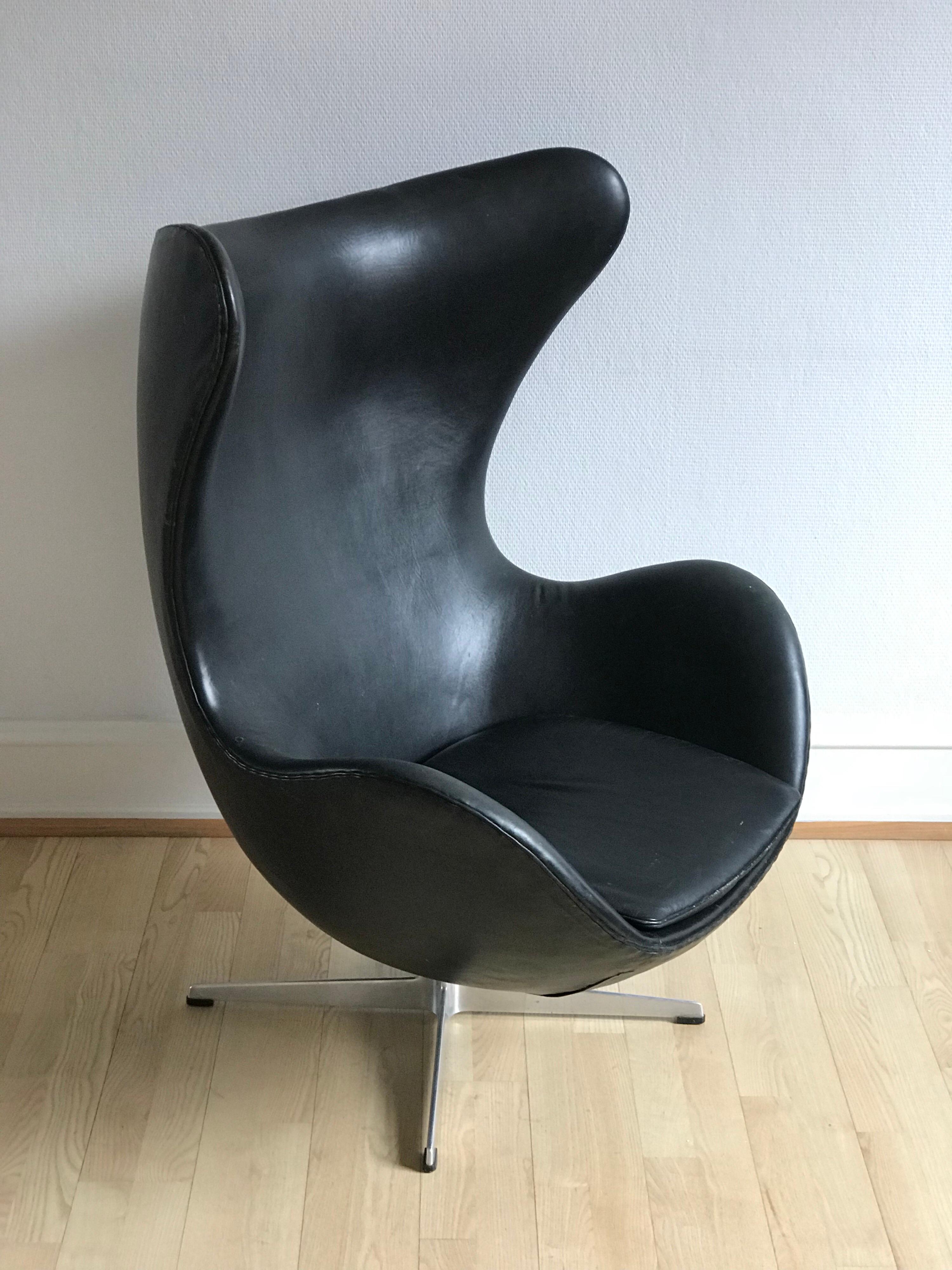 Iconic Vintage Arne Jacobsen 3316 Egg Chair in Black Leather from 1975 1