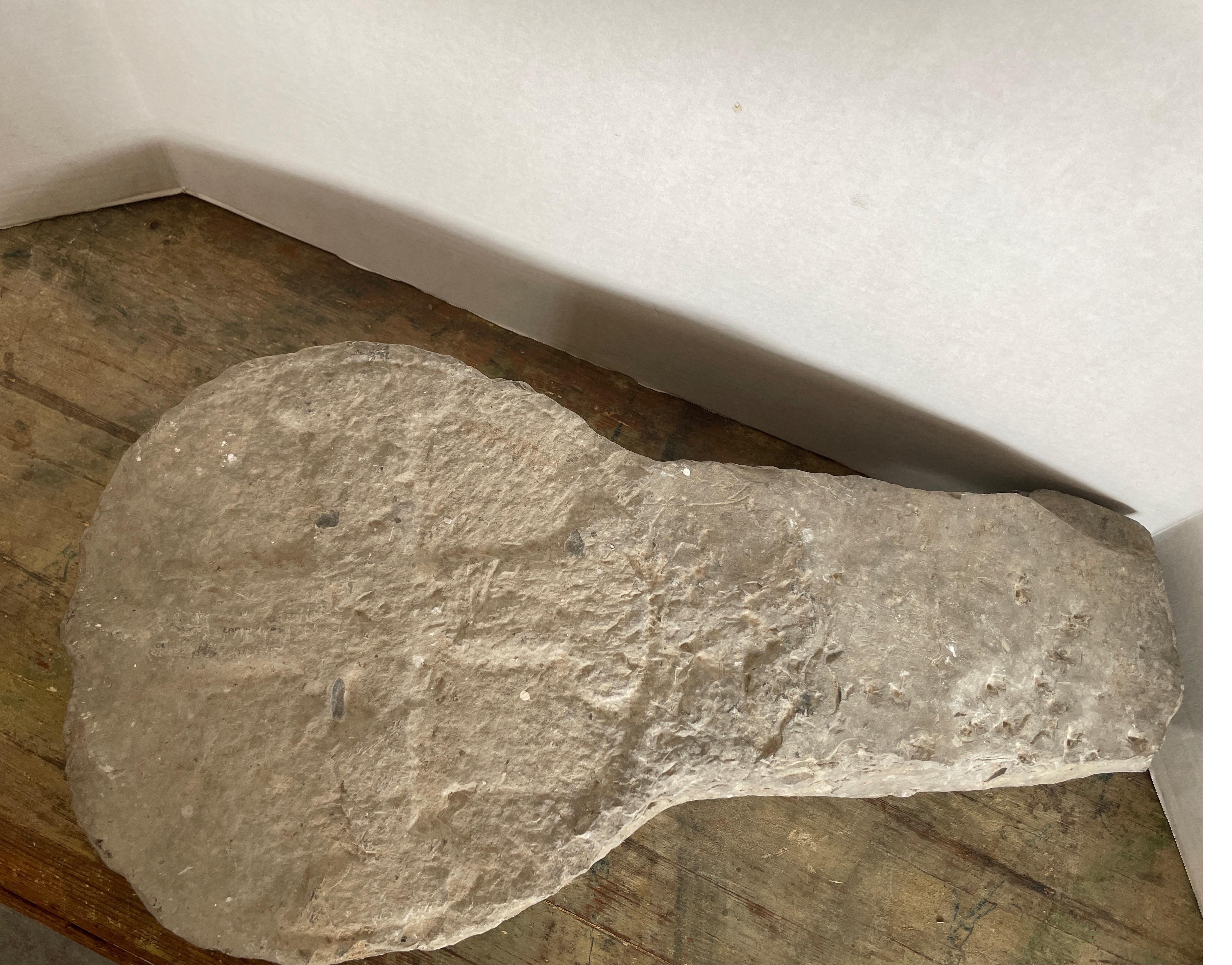Dies ist eine schöne gotische Steinskulptur aus Kalkstein aus Spanien. Sie stammt wahrscheinlich von einer Burg oder einer alten Kathedrale, da sie ein gemeißeltes Kreuz darstellt.  Man nimmt an, dass sie aus dem 13. Jahrhundert stammt.
Sie eignet
