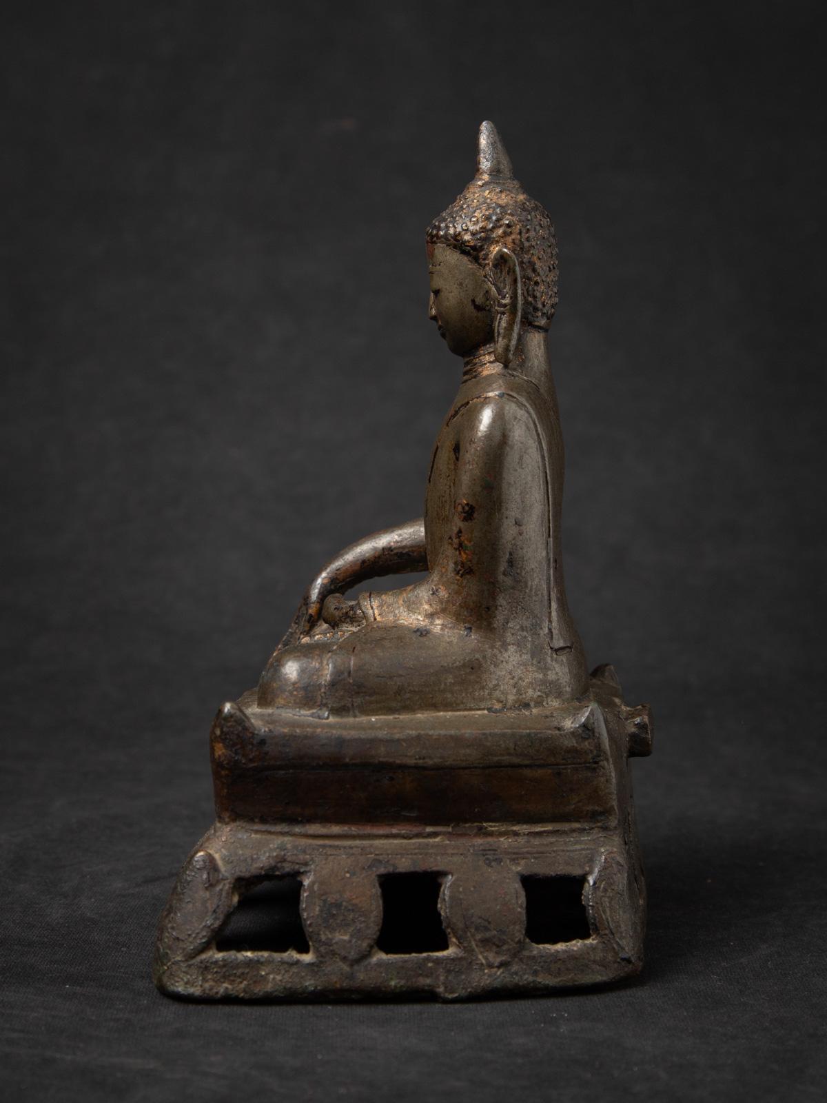 Very early antique bronze Burmese Arakan Buddha
Material : bronze
20,5 cm high
16,5 cm wide and 12 cm deep
Arakan style
Bhumisparsha mudra
14th century
Very special !
Weight: 1,8 kgs
Originating from Burma
Nr: 3872-1