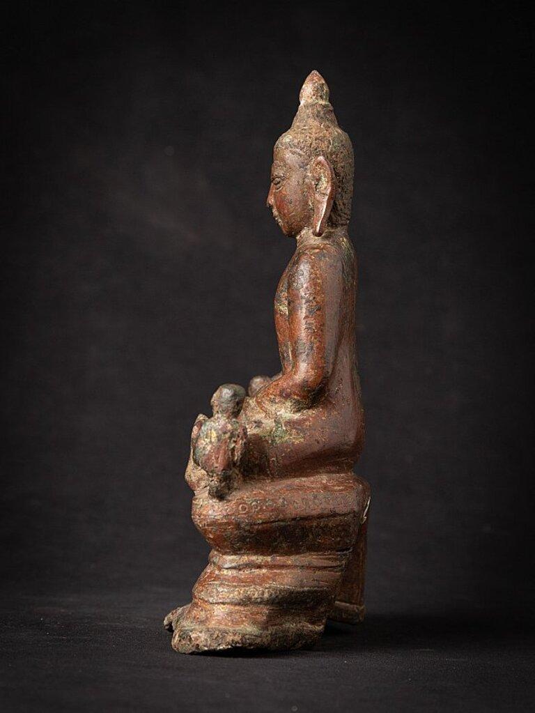 Very early antique bronze Burmese Buddha statue from Burma In Good Condition For Sale In DEVENTER, NL