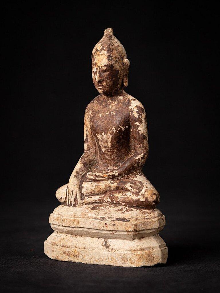 Matériau : Terre cuite
MATERIAL : bois
15,2 cm de hauteur 
8,7 cm de large et 4,5 cm de profondeur
Poids : 0,301 kgs
avec traces d'inscriptions B avec la base
Bhumisparsha mudra
Originaire de Birmanie
14ème siècle - fin de la période Bagan
Spécial !
