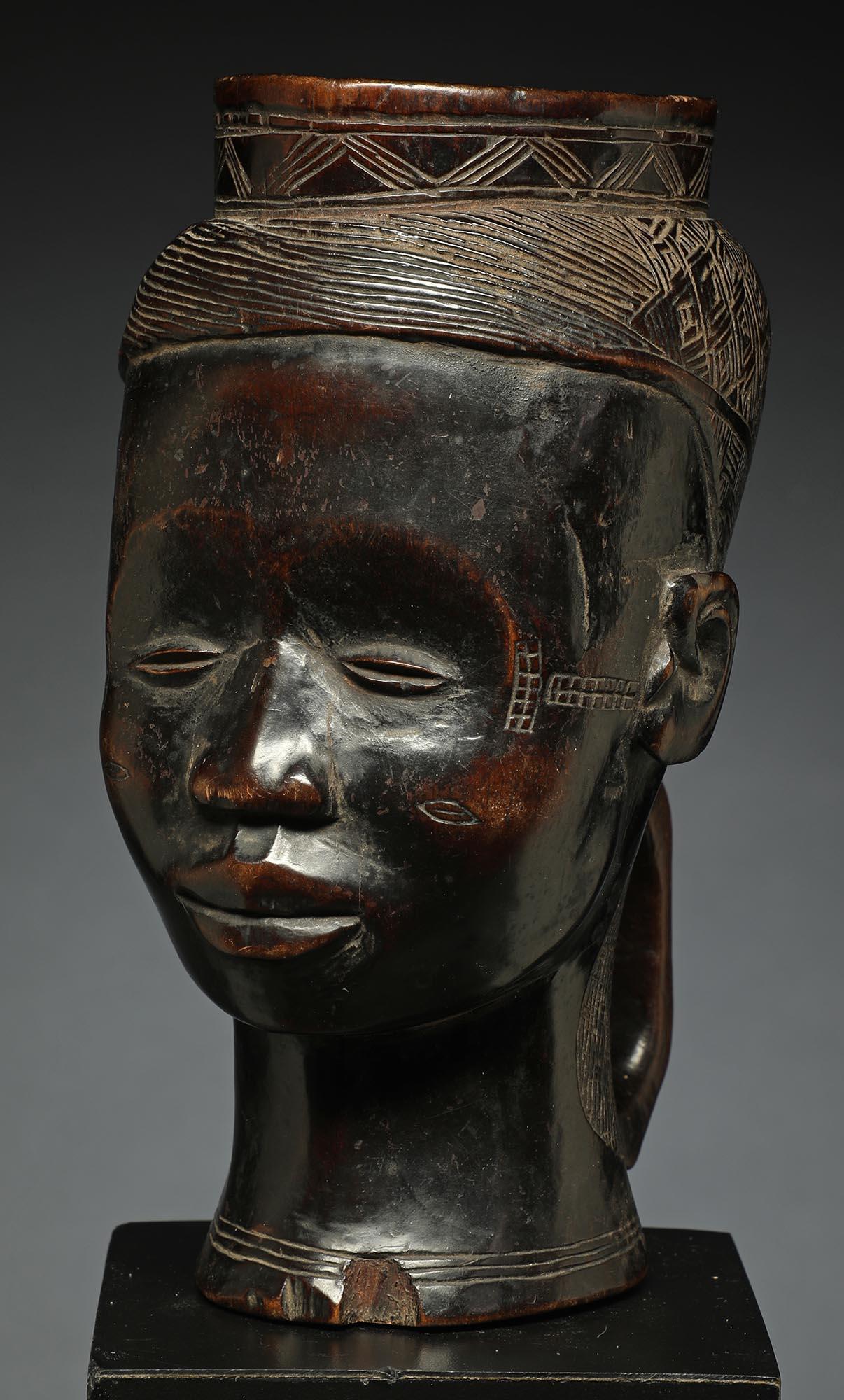 Sehr früh gebrauchte geschnitzte Holz Kuba Figurentasse, Kongo, Afrika Süßes Gesicht im Angebot 3