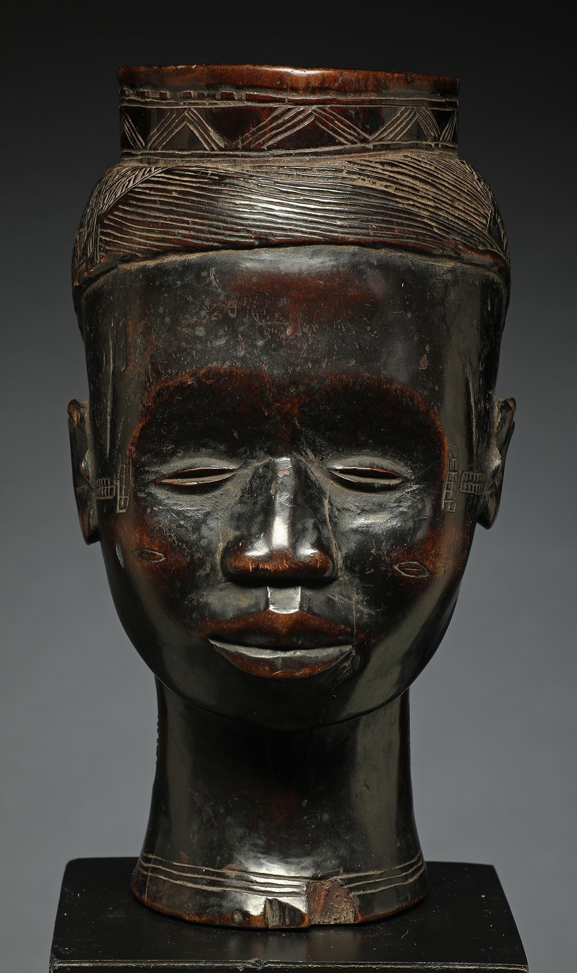 Sehr früh gebrauchte geschnitzte Holz Kuba Figurentasse, Kongo, Afrika Süßes Gesicht im Angebot 1