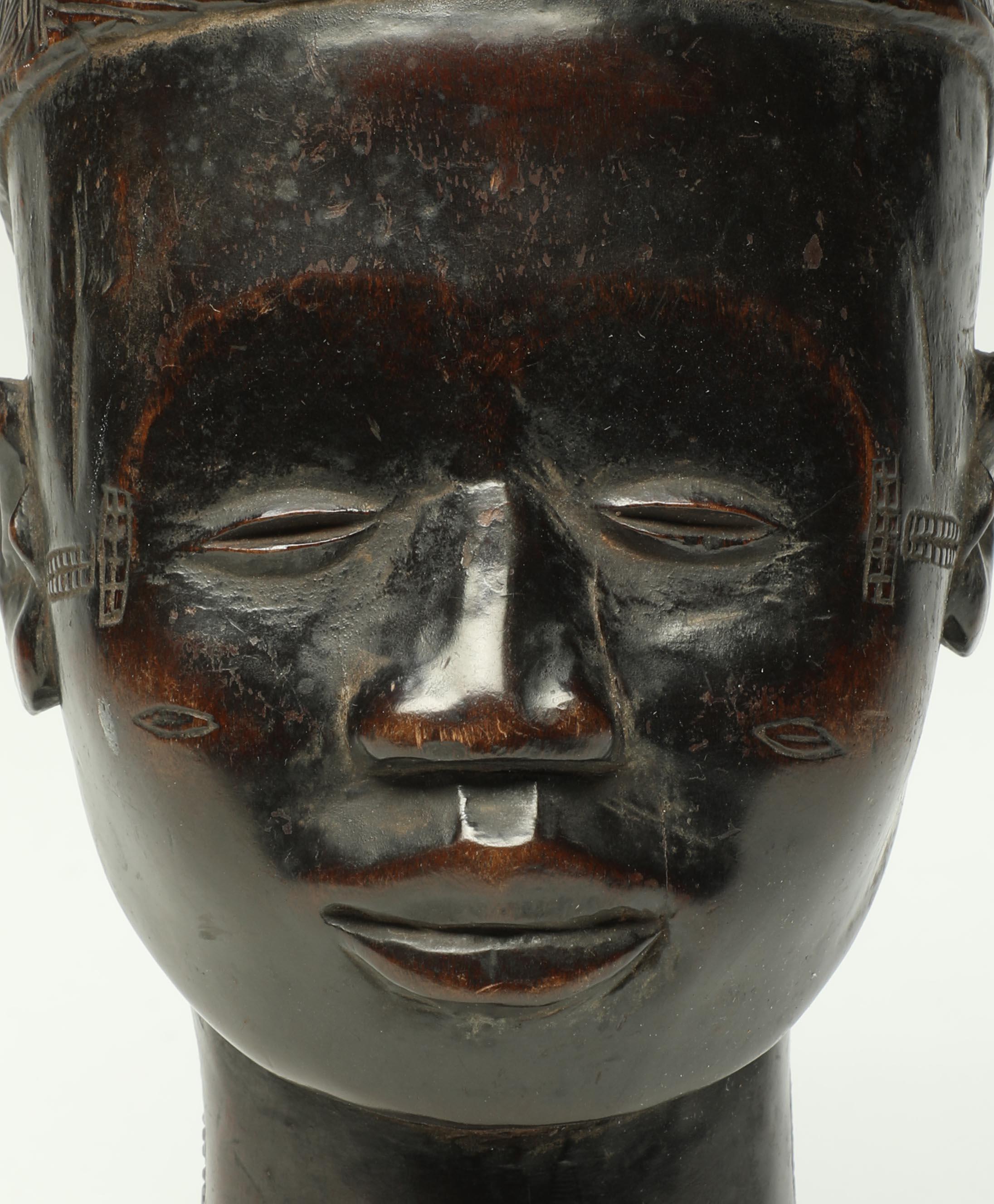 Tribal Coupe figurative Kuba en bois sculpté très anciennement utilisée, Congo, Afrique Sweet Face en vente