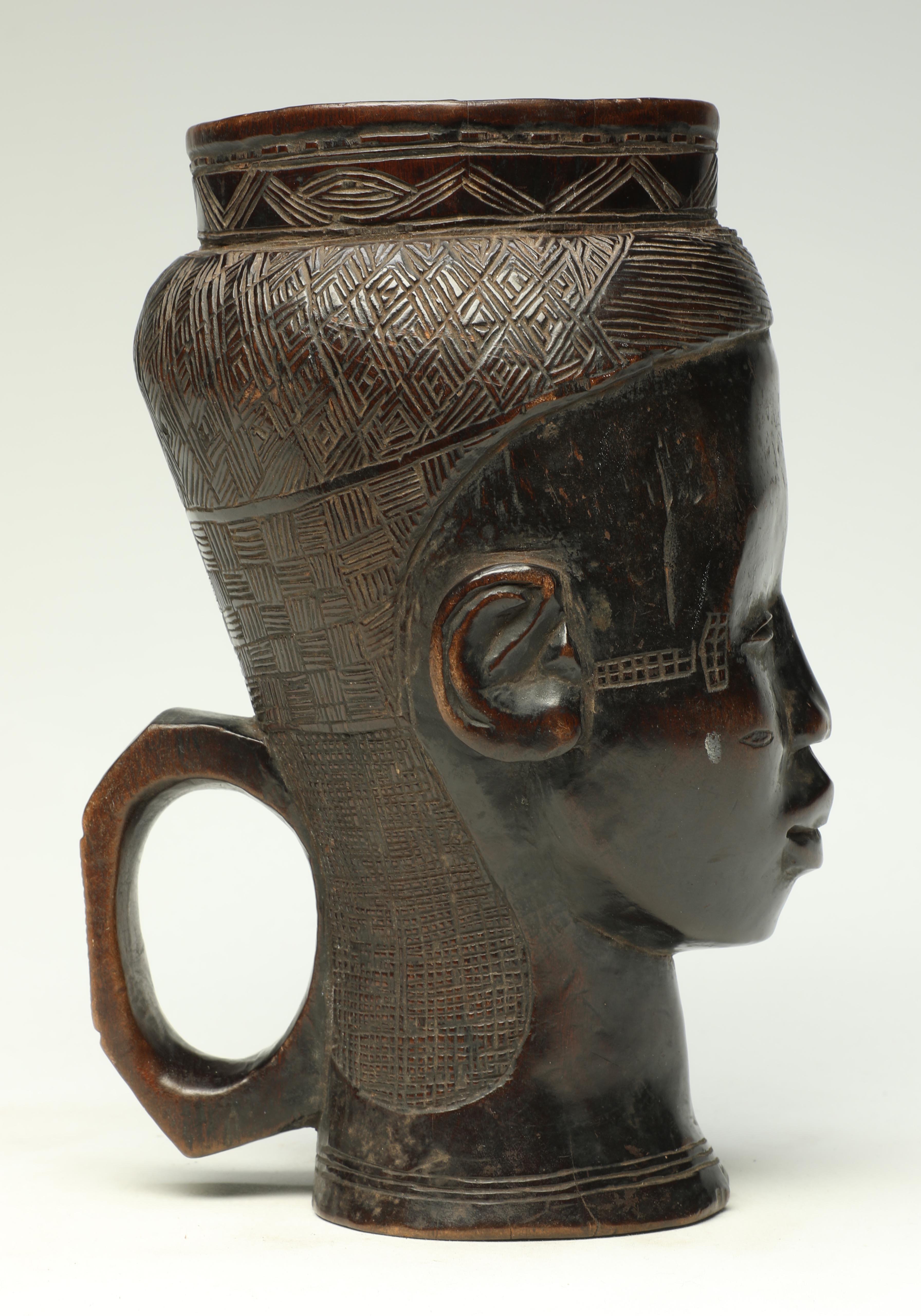 Sehr früh gebrauchte geschnitzte Holz Kuba Figurentasse, Kongo, Afrika Süßes Gesicht (Kongolesisch) im Angebot